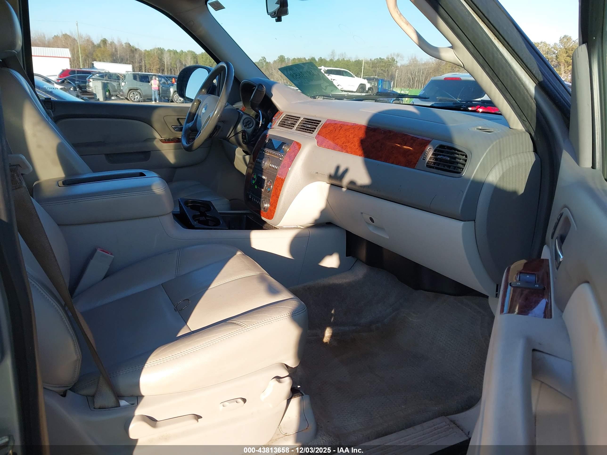CHEVROLET SUBURBAN image 5