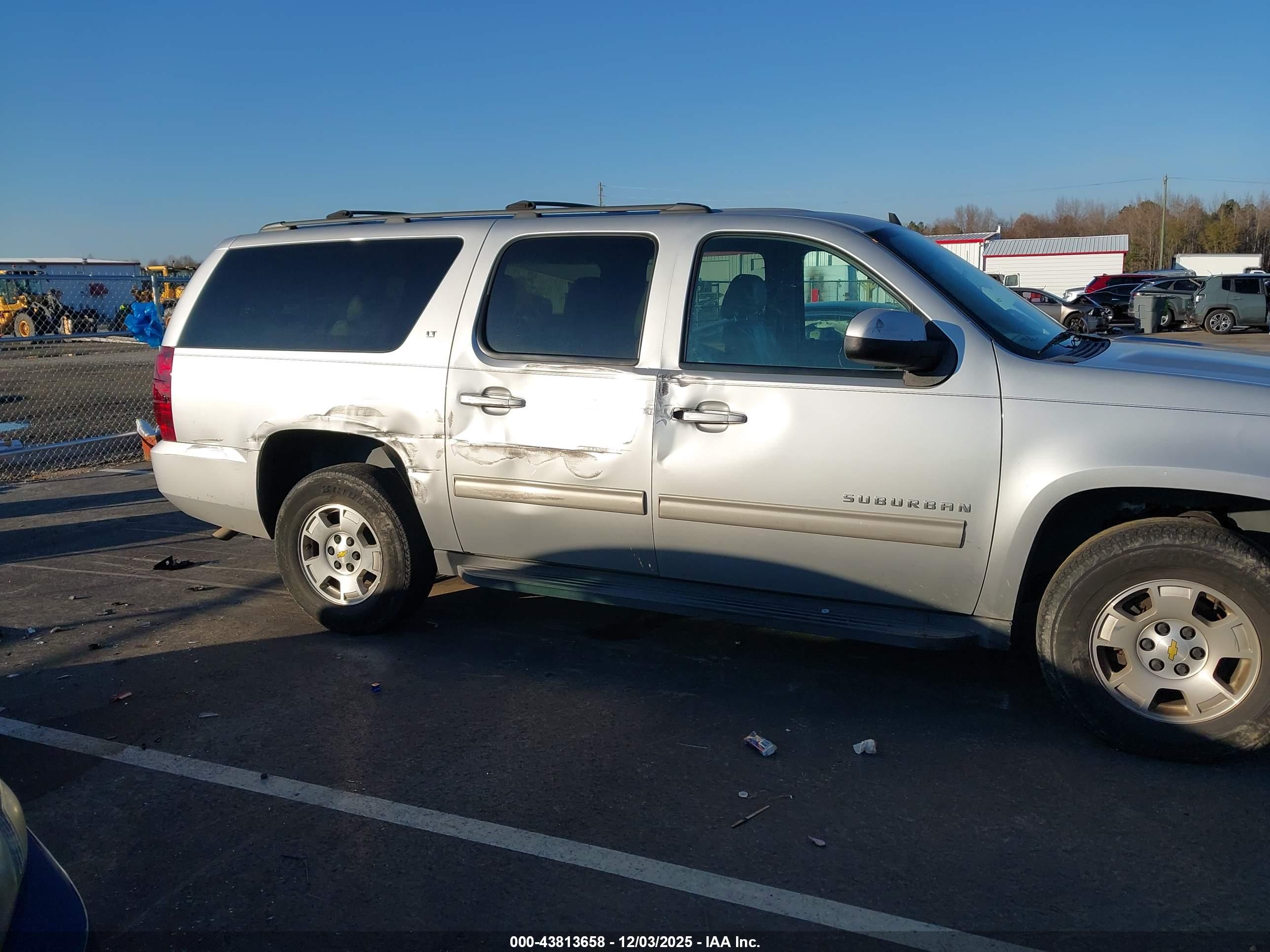 CHEVROLET SUBURBAN image 6