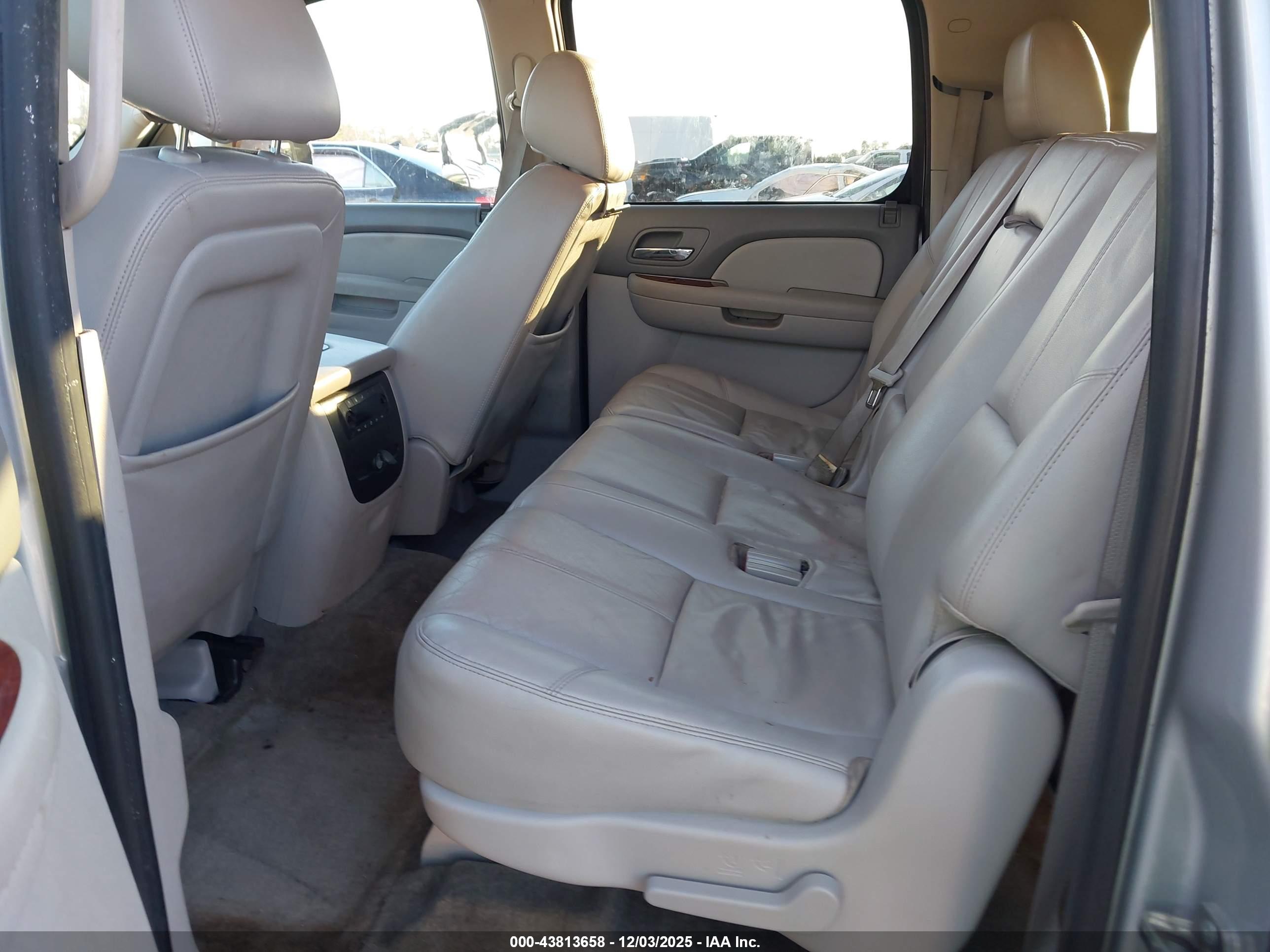 CHEVROLET SUBURBAN image 8