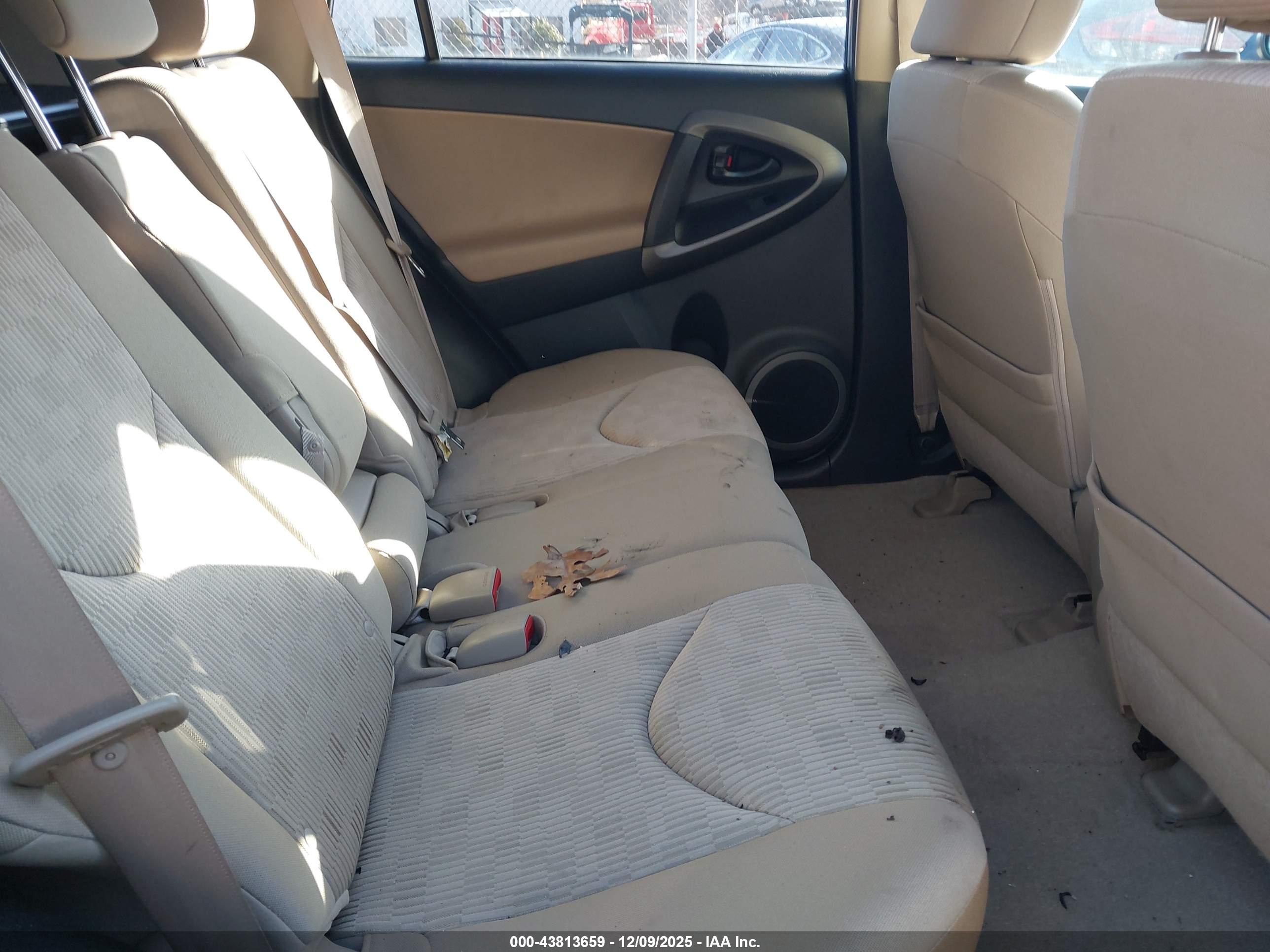 TOYOTA RAV4 image 8