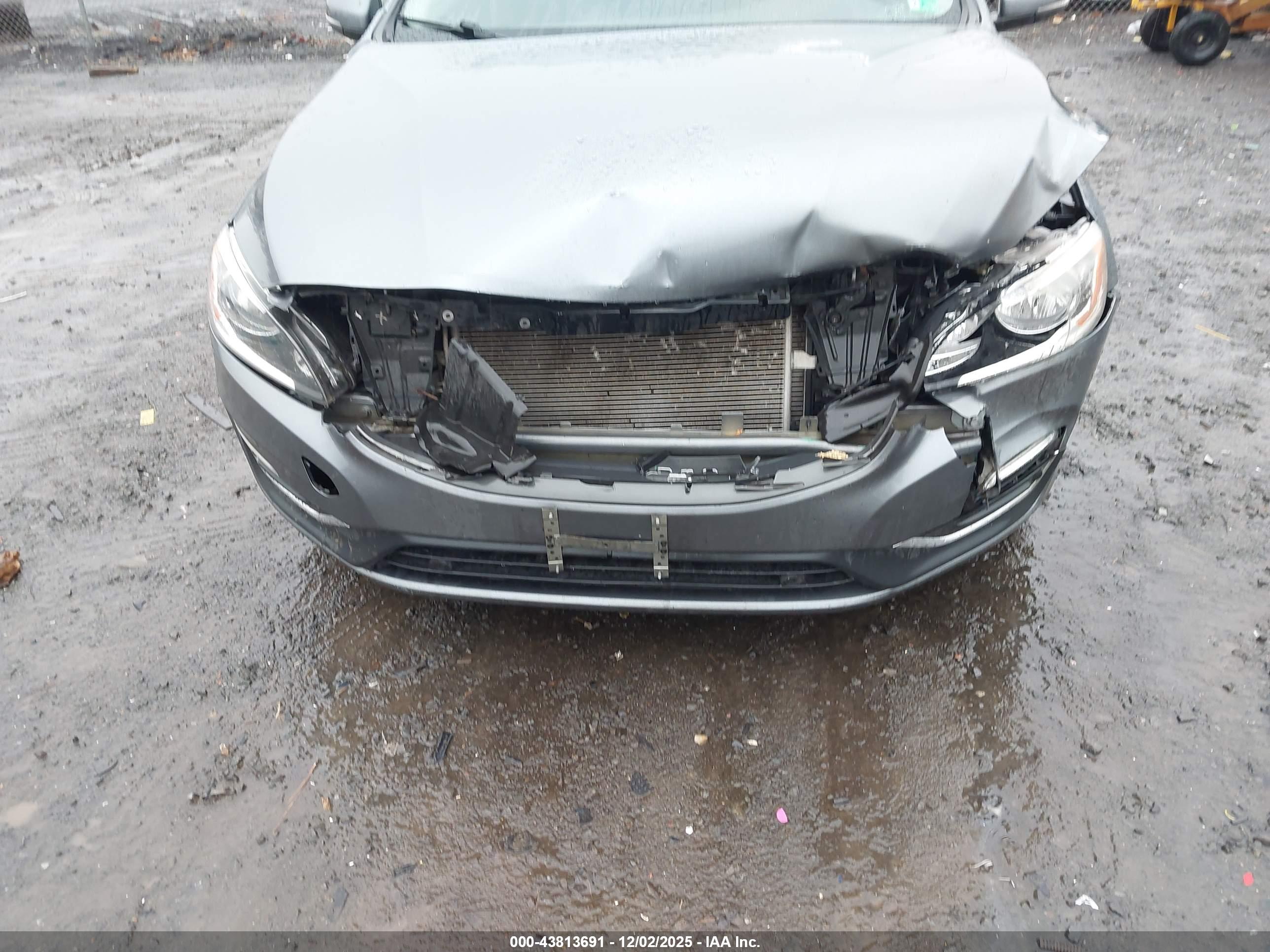 VOLVO S60 image 6