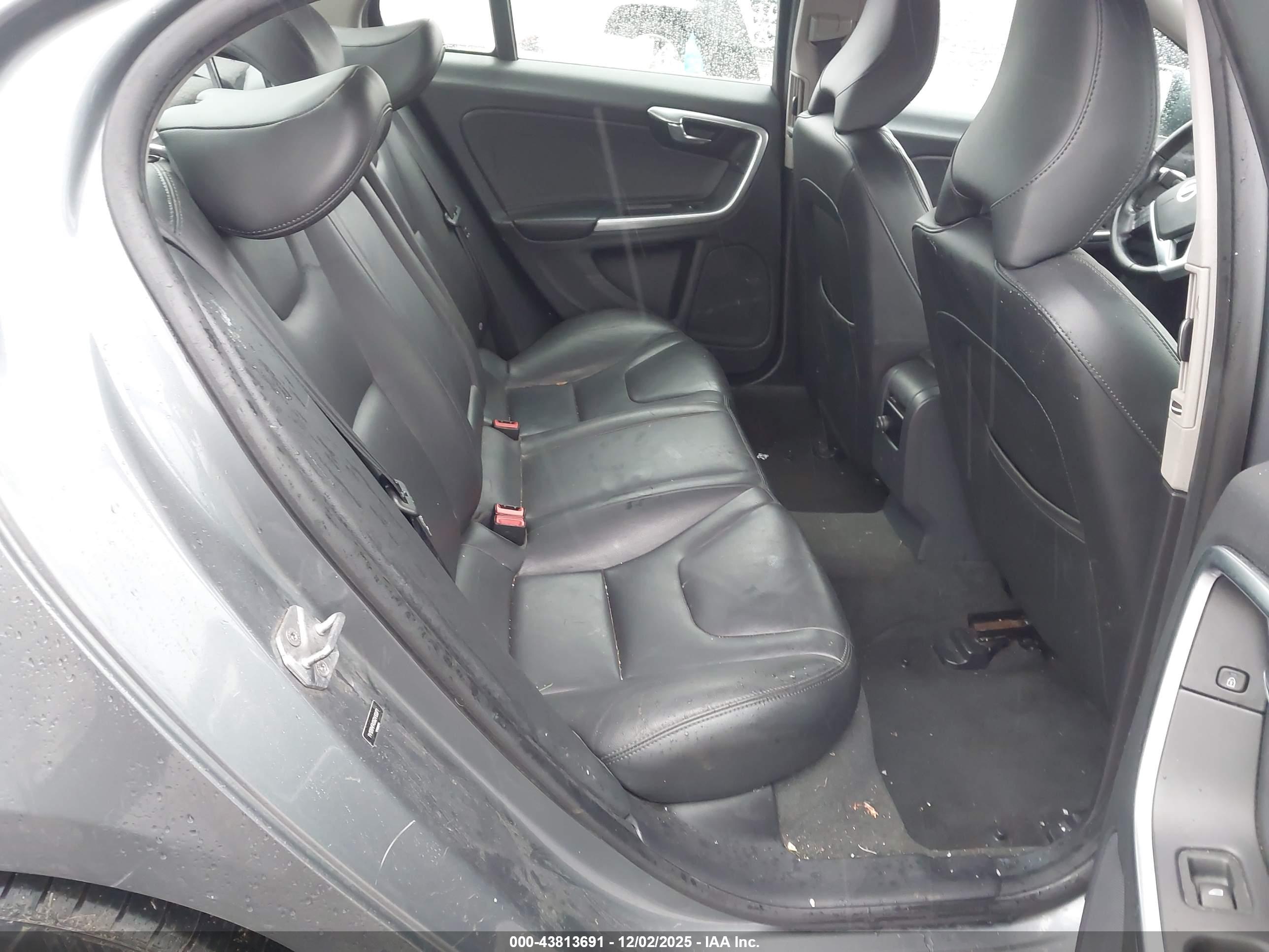 VOLVO S60 image 8