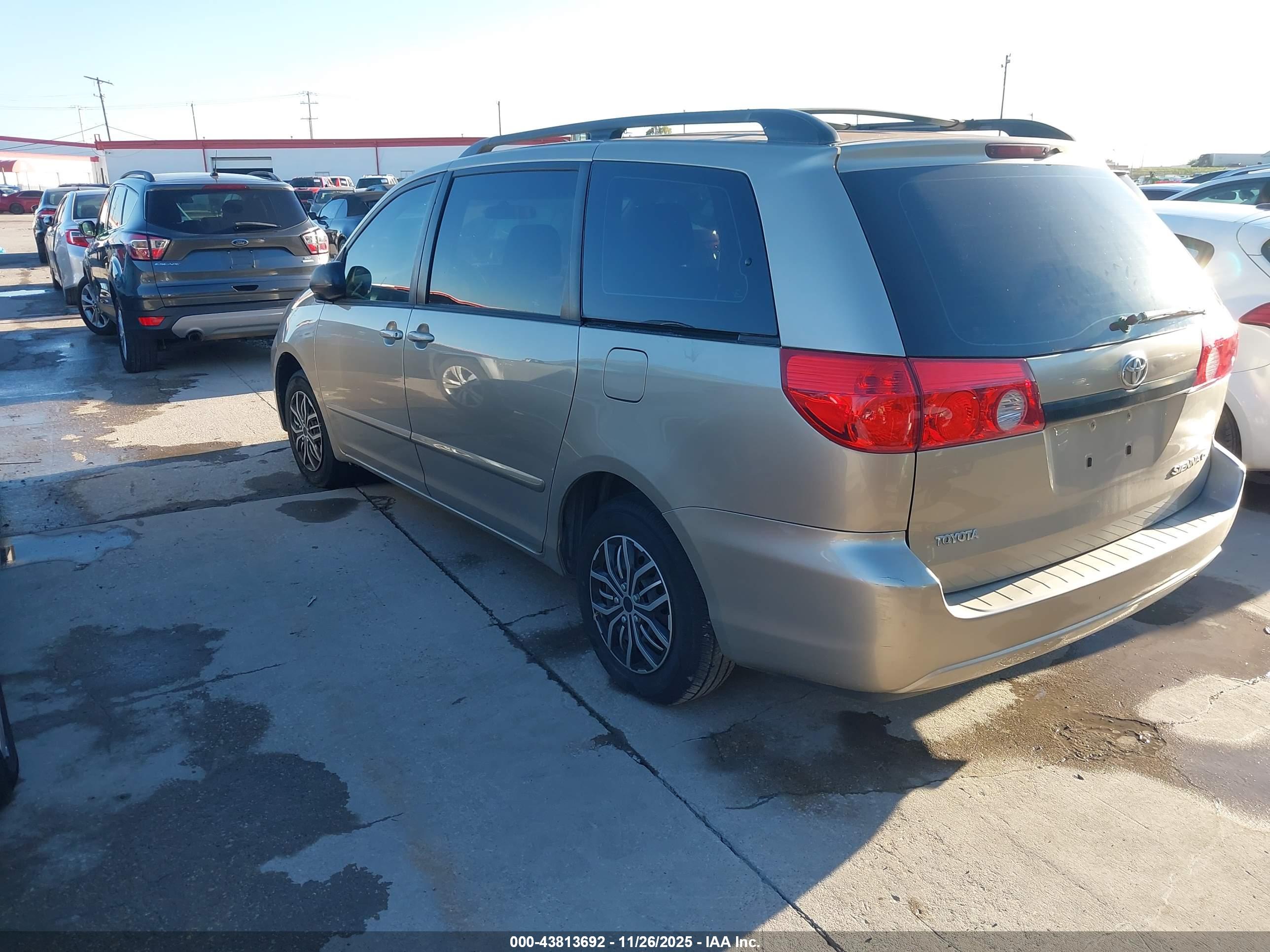 TOYOTA SIENNA image 3