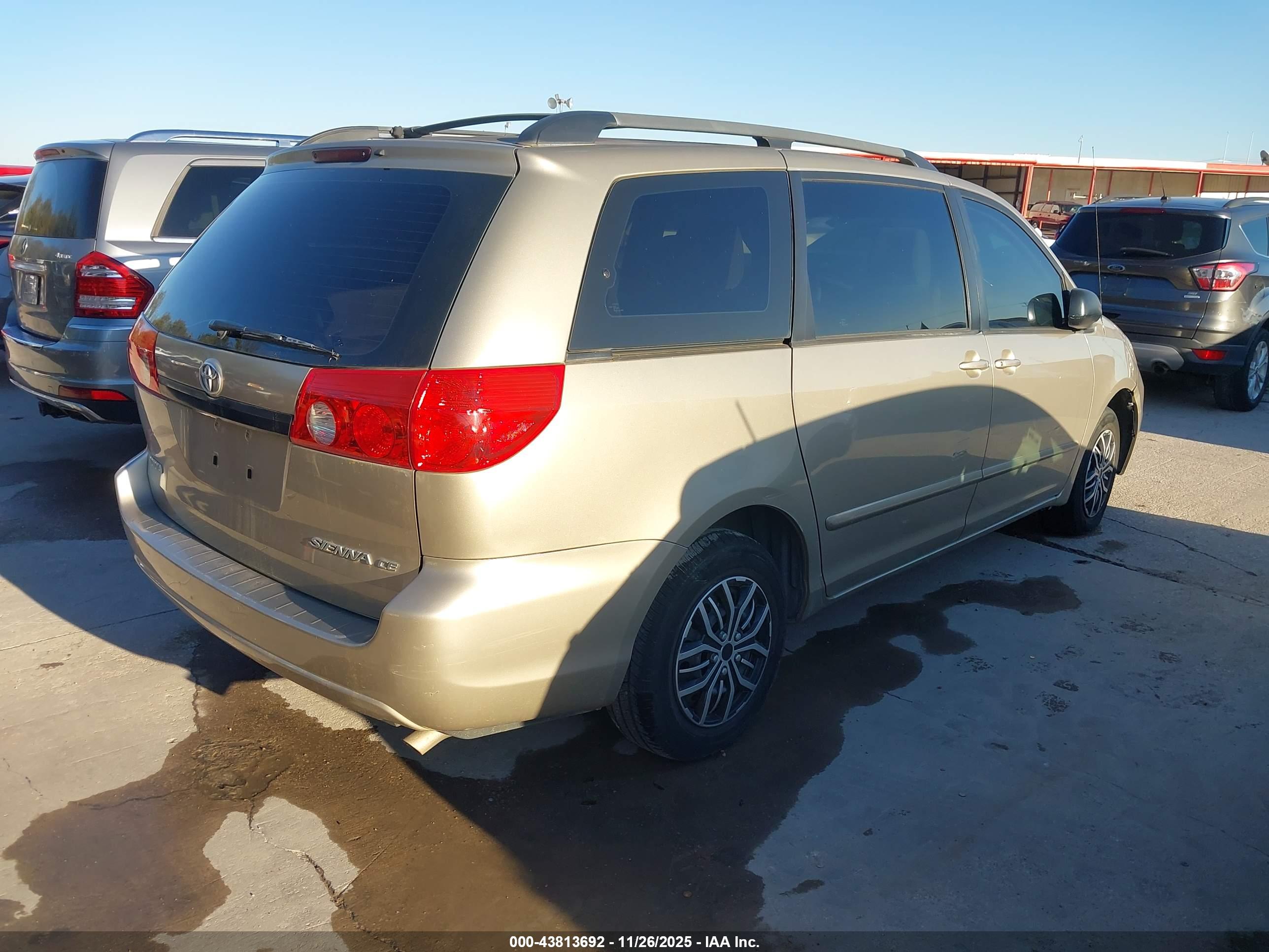 TOYOTA SIENNA image 4