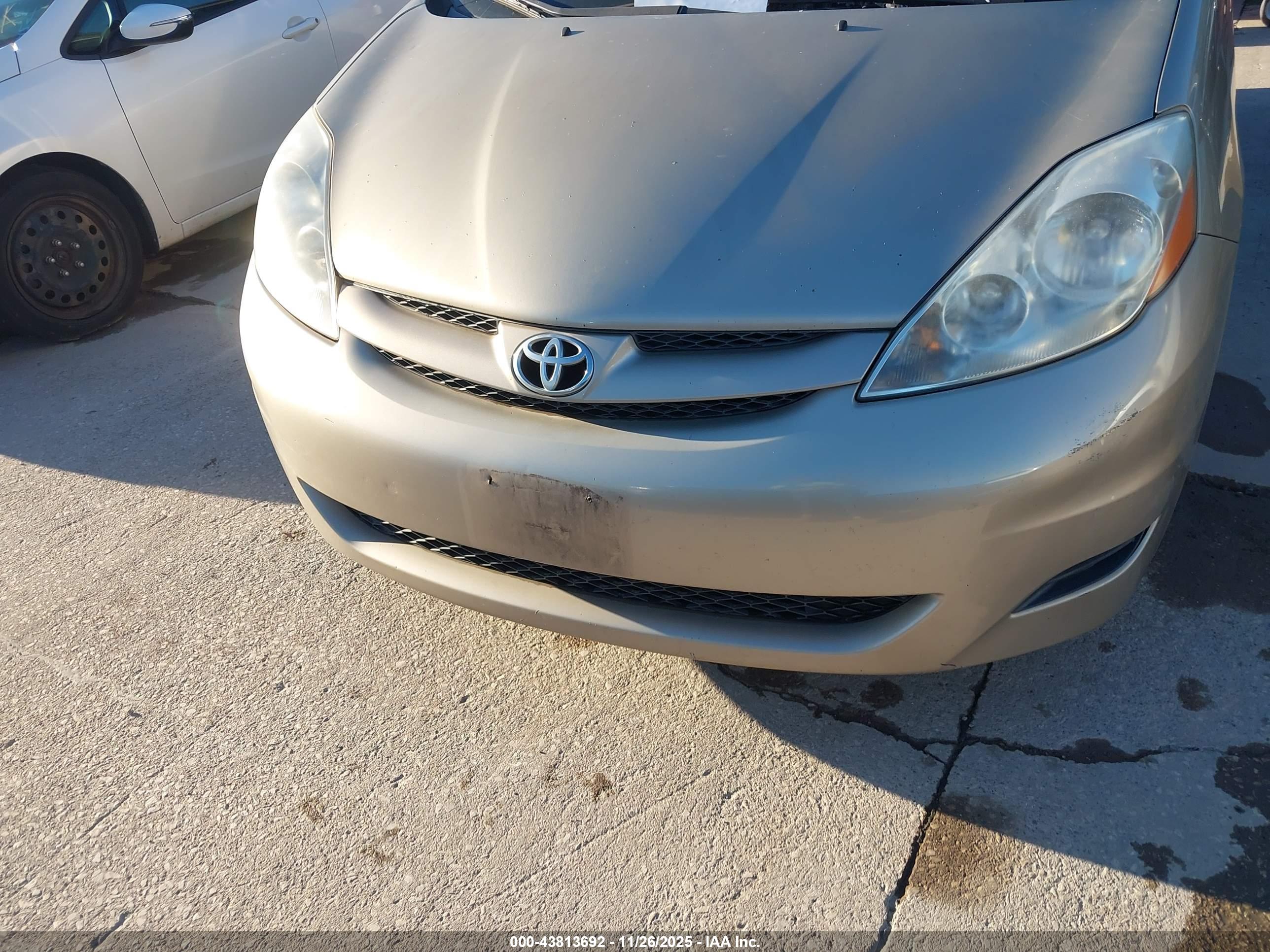 TOYOTA SIENNA image 6