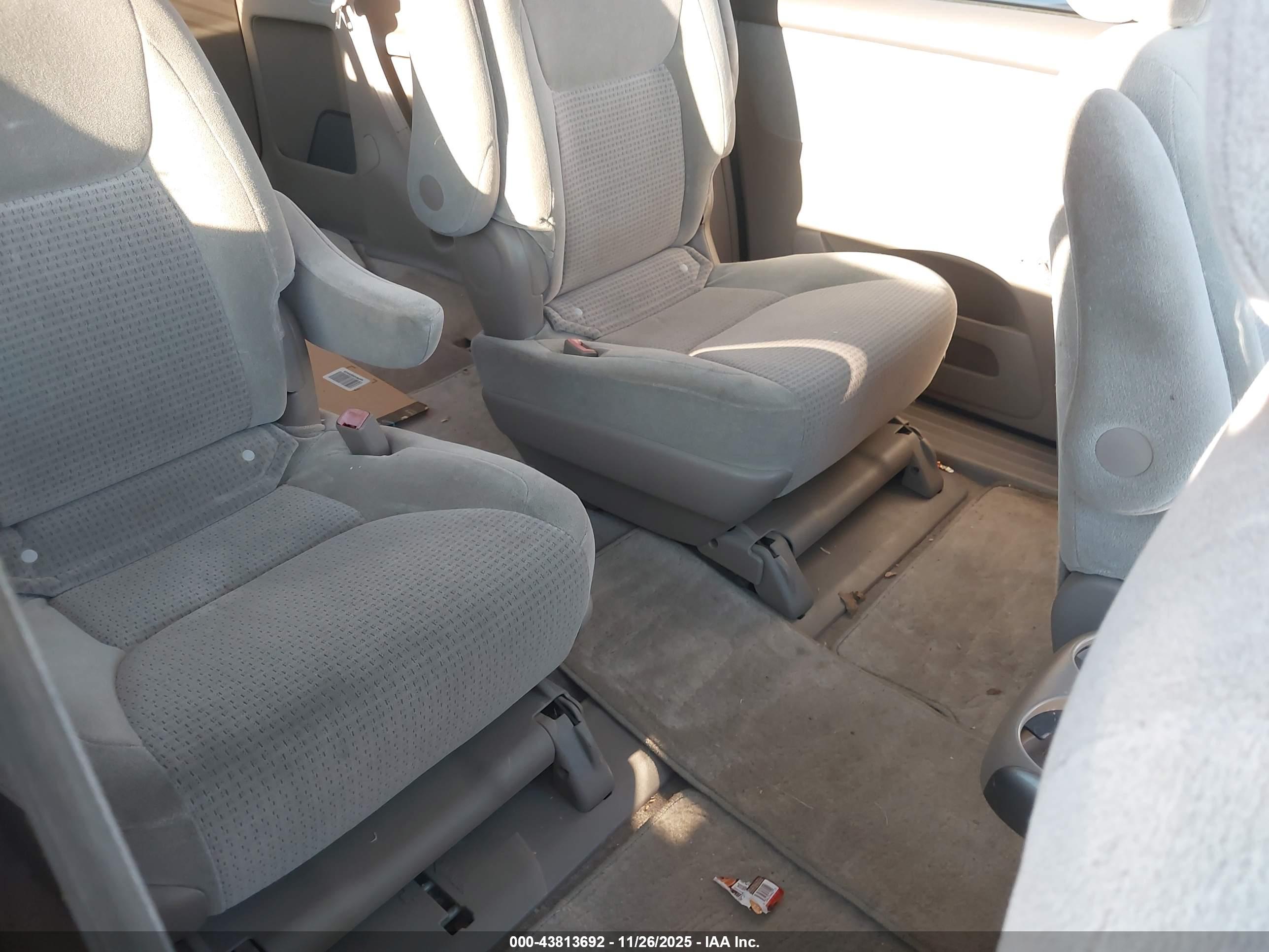 TOYOTA SIENNA image 8