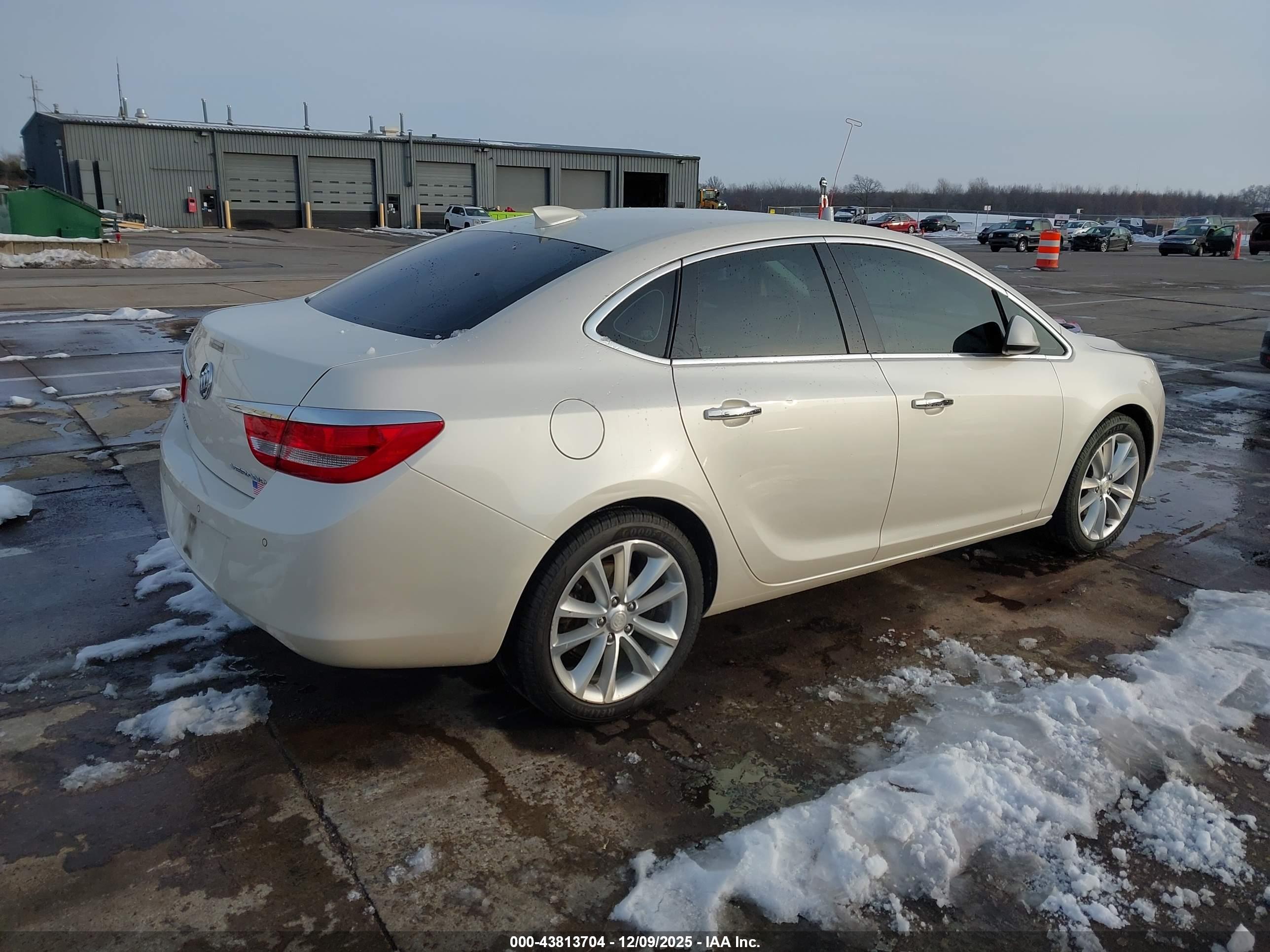 BUICK VERANO image 4