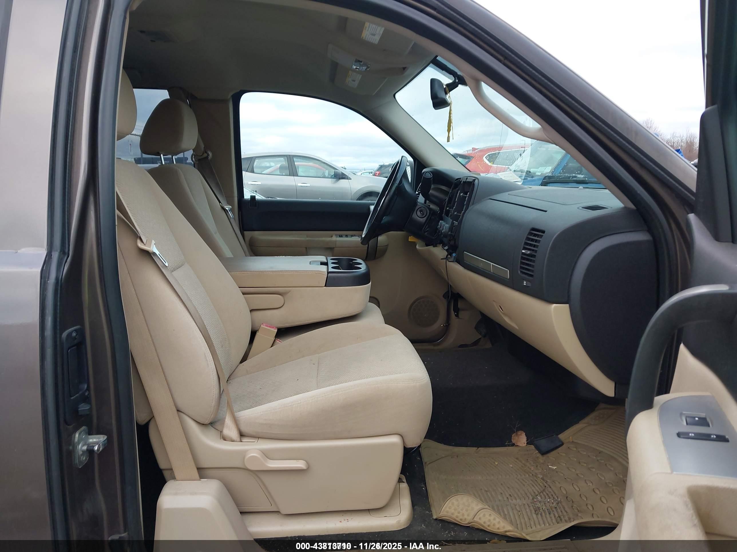 CHEVROLET SILVERADO image 5