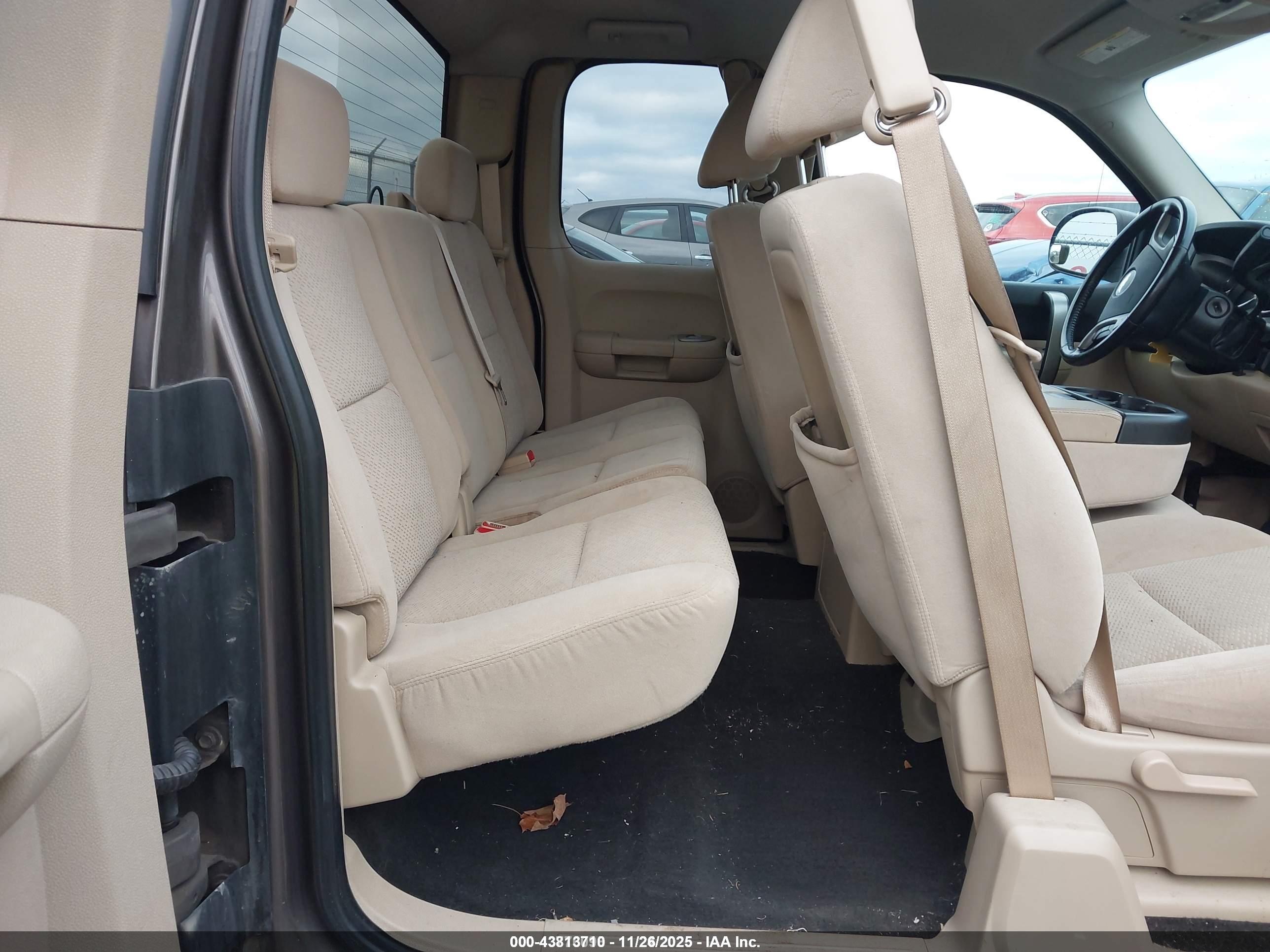 CHEVROLET SILVERADO image 8