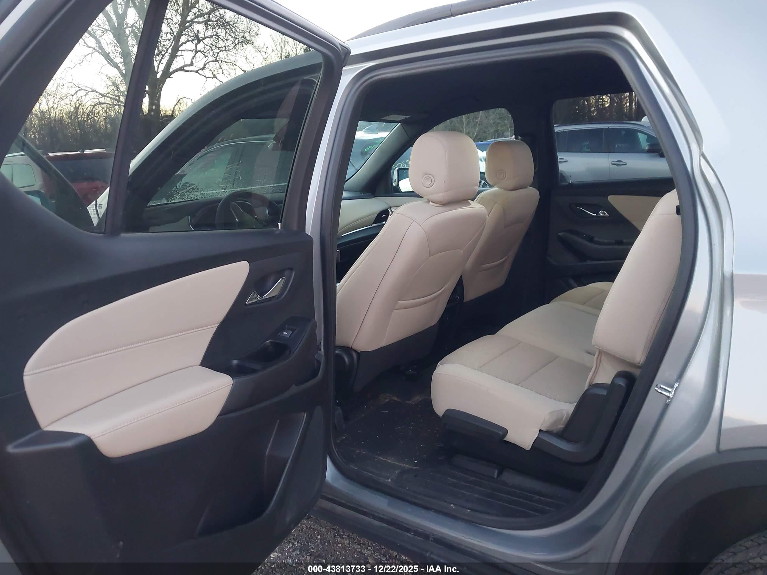 CHEVROLET TRAVERSE image 8