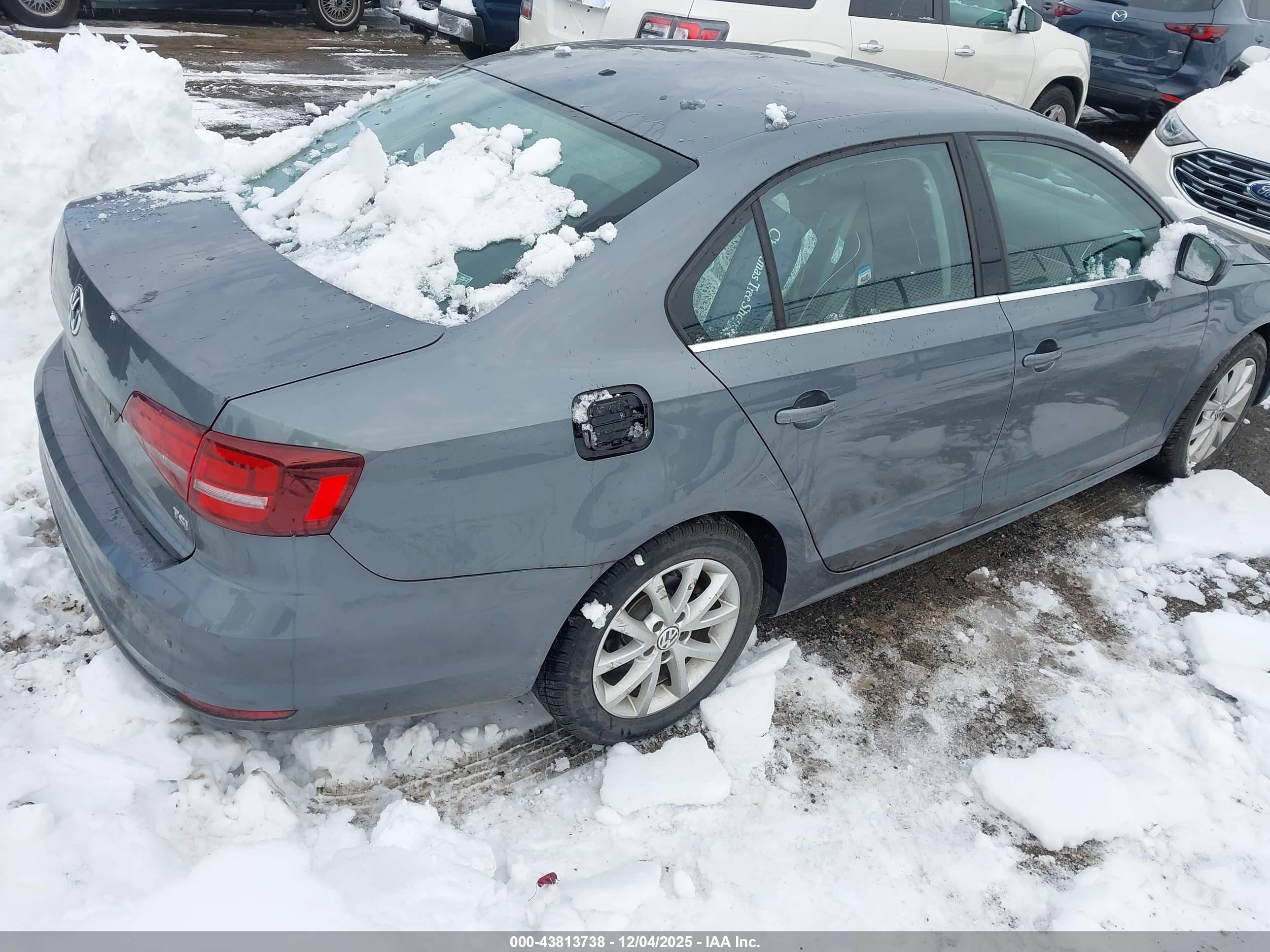 VOLKSWAGEN JETTA image 4
