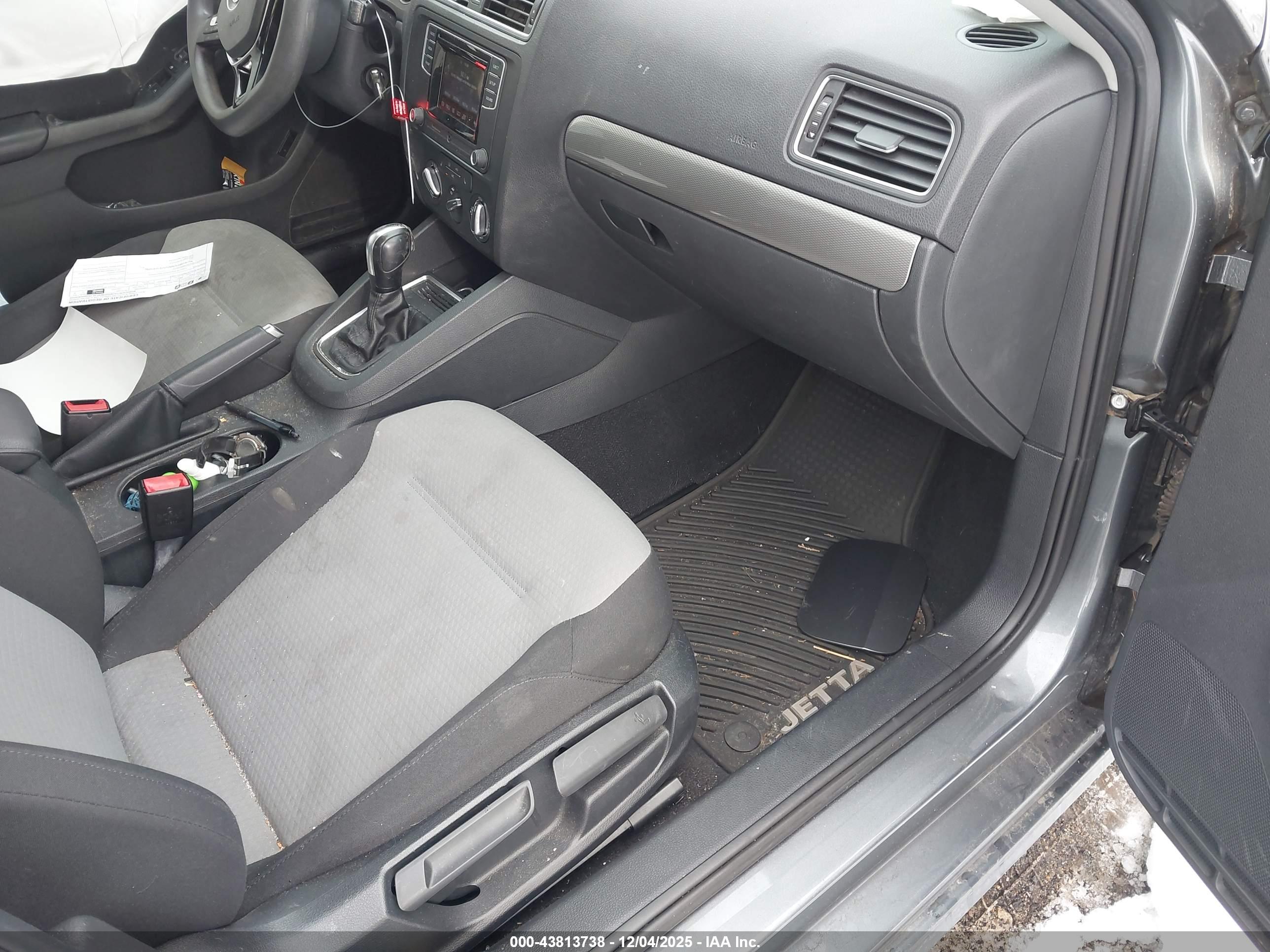VOLKSWAGEN JETTA image 5