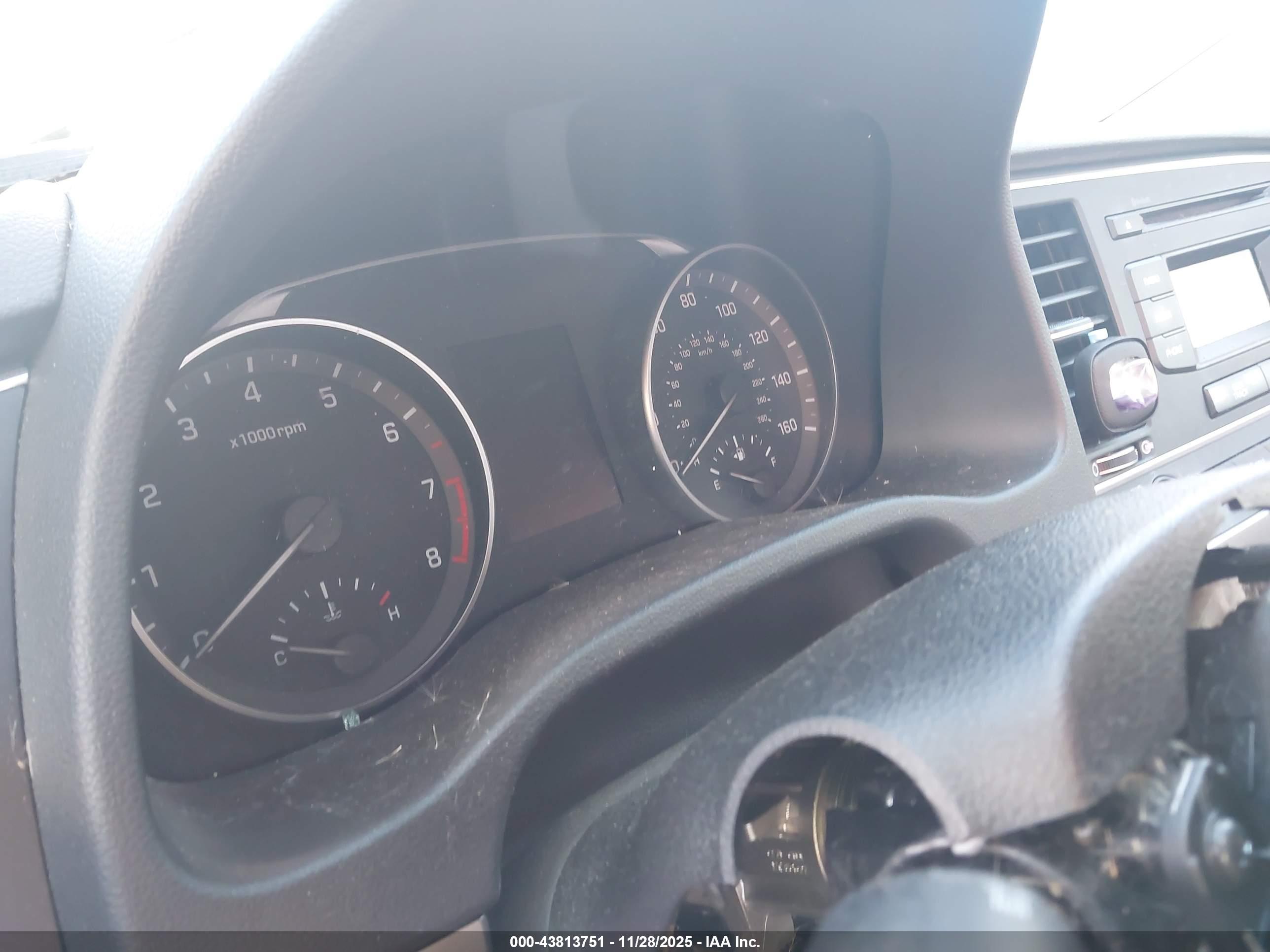 HYUNDAI ELANTRA image 7