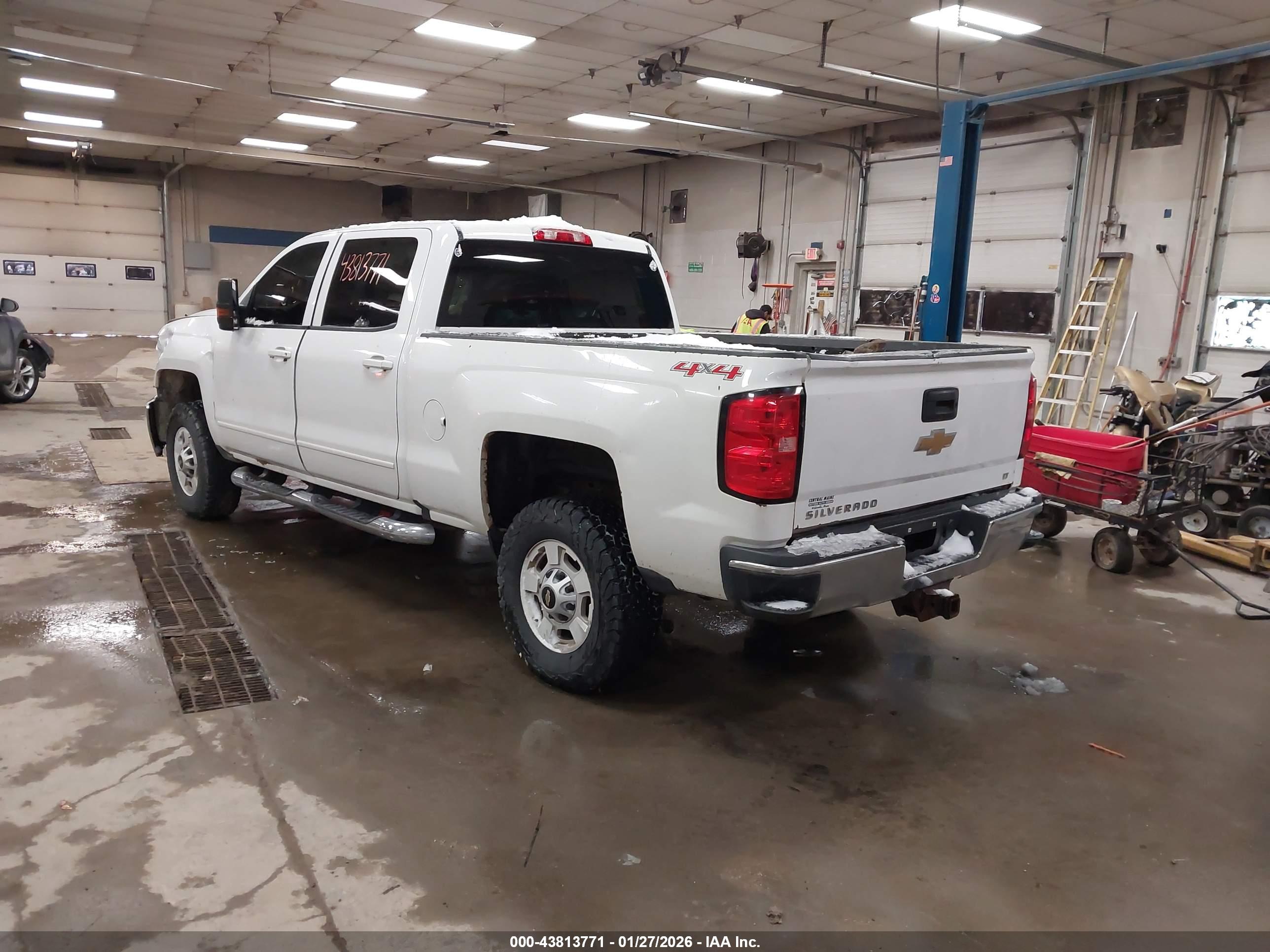 CHEVROLET SILVERADO image 3