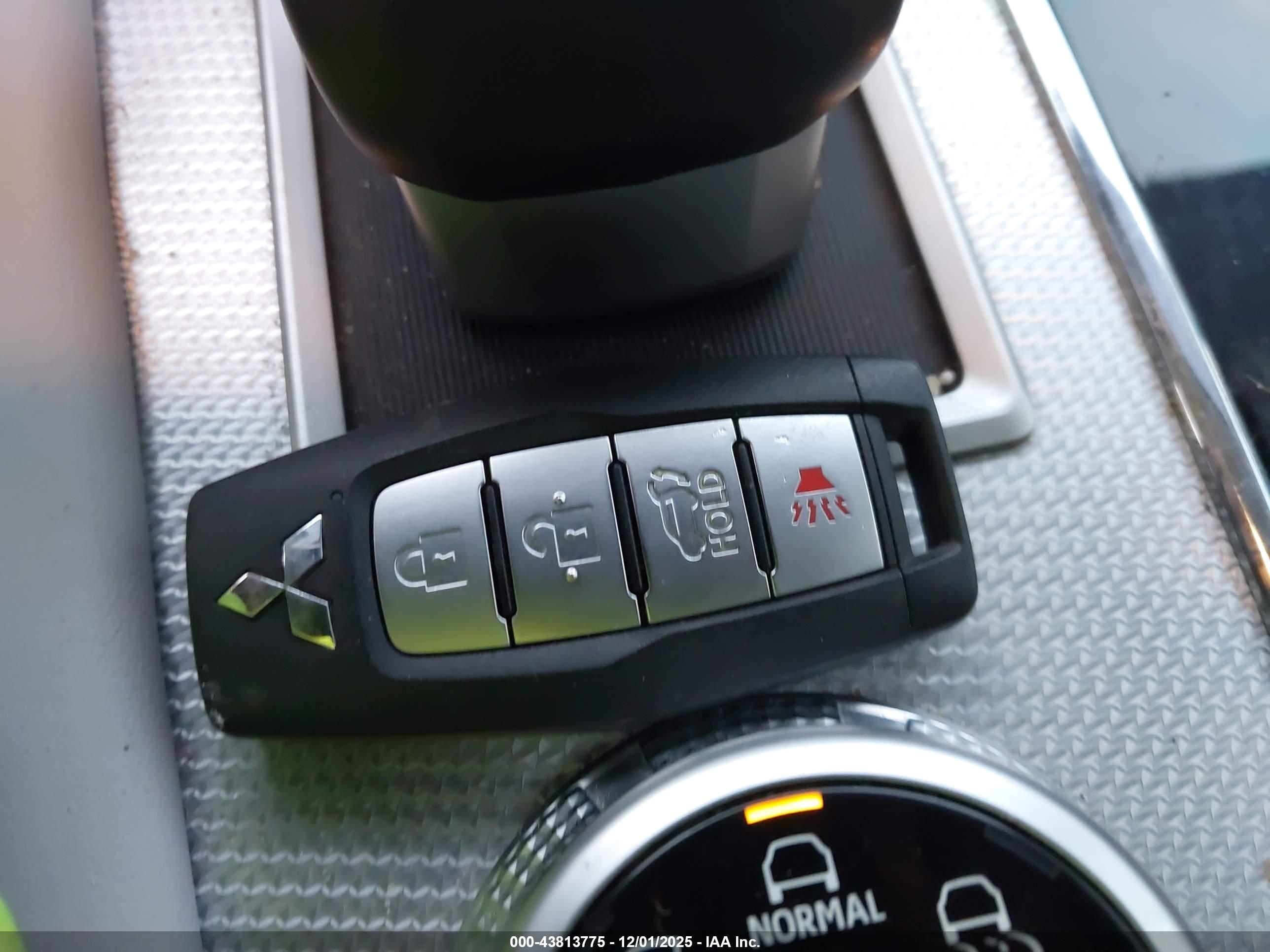 MITSUBISHI OUTLANDER image 11