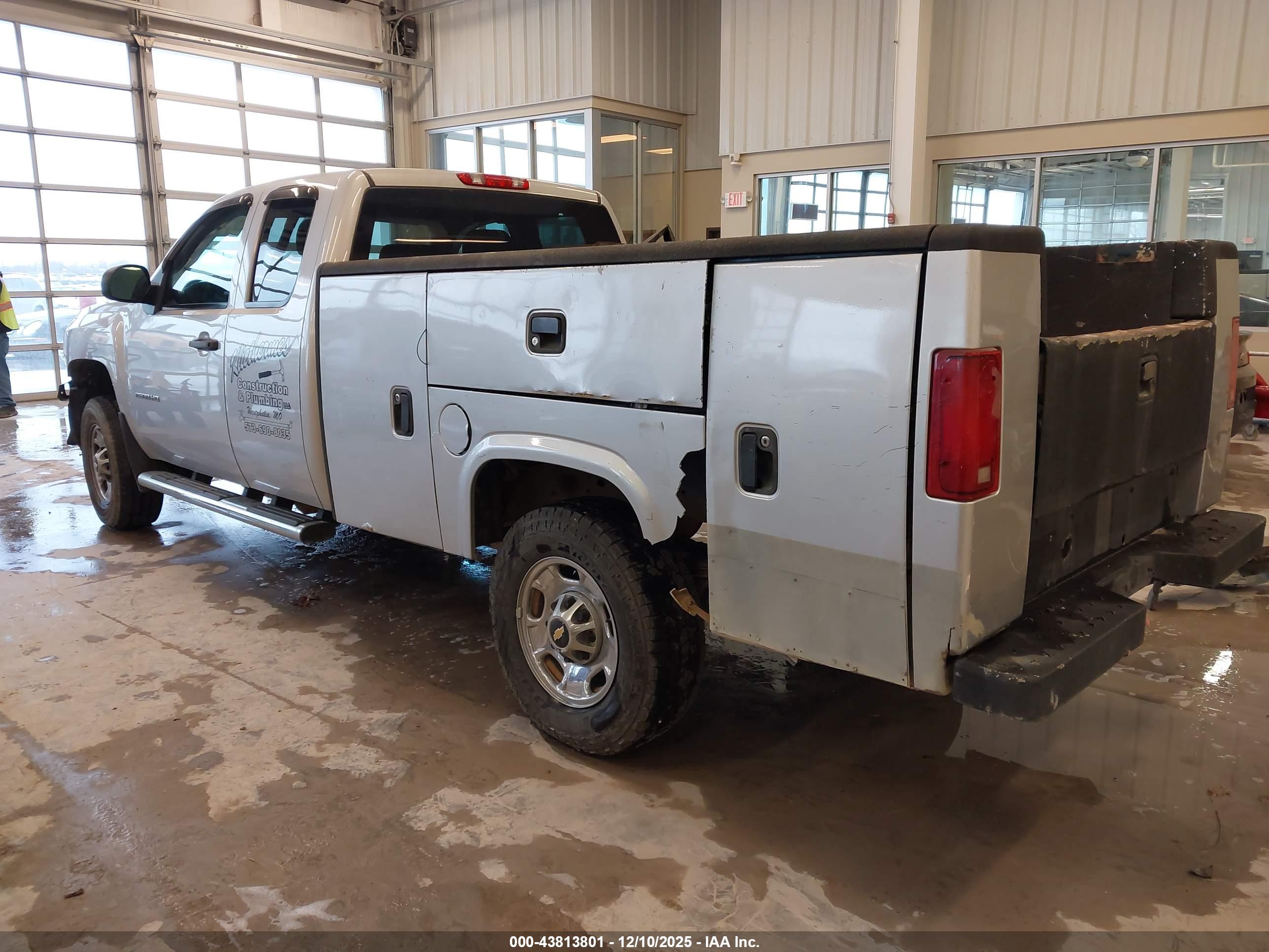 CHEVROLET SILVERADO image 3