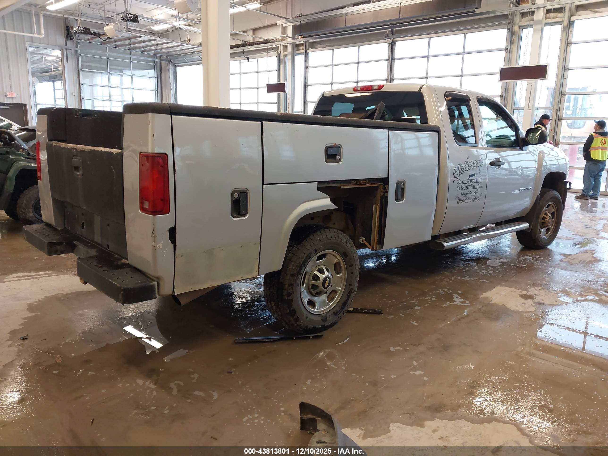 CHEVROLET SILVERADO image 4