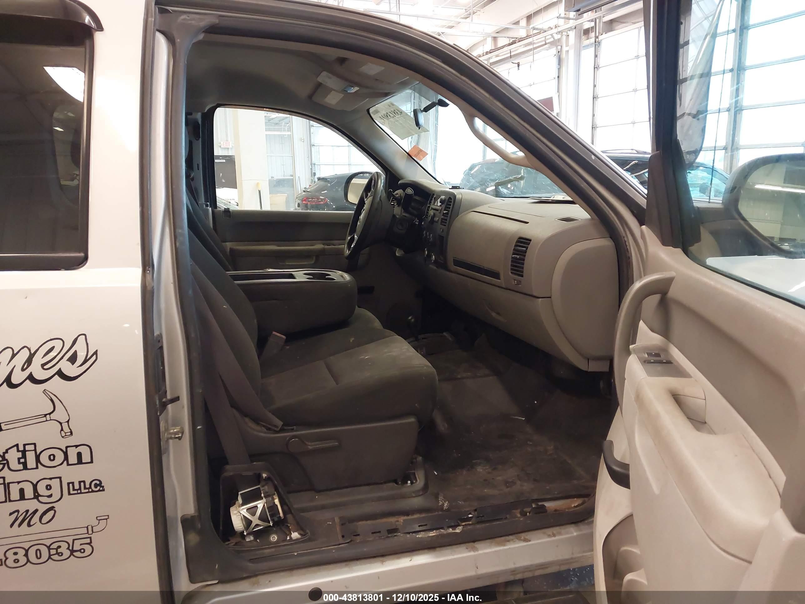 CHEVROLET SILVERADO image 5