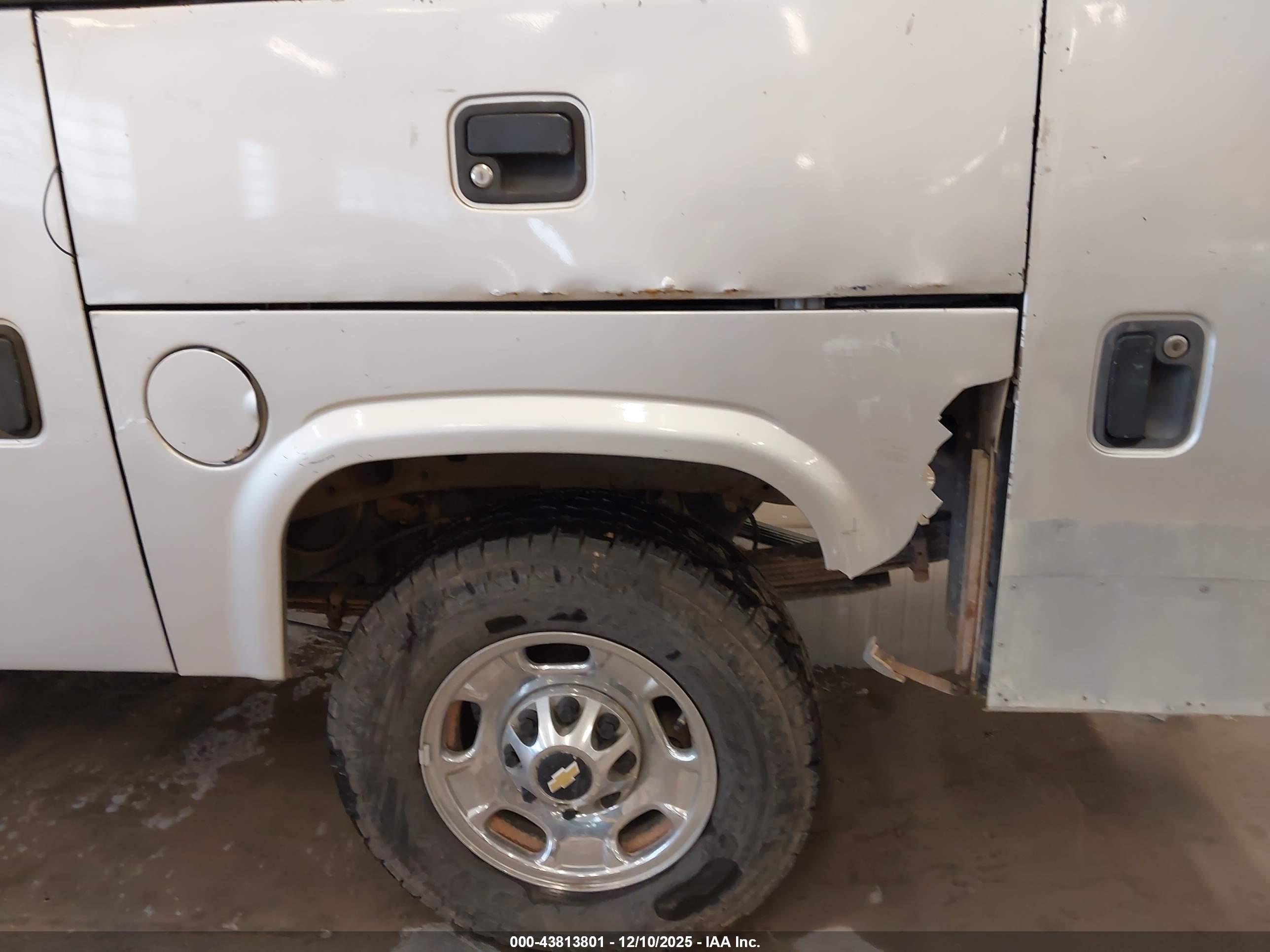 CHEVROLET SILVERADO image 6