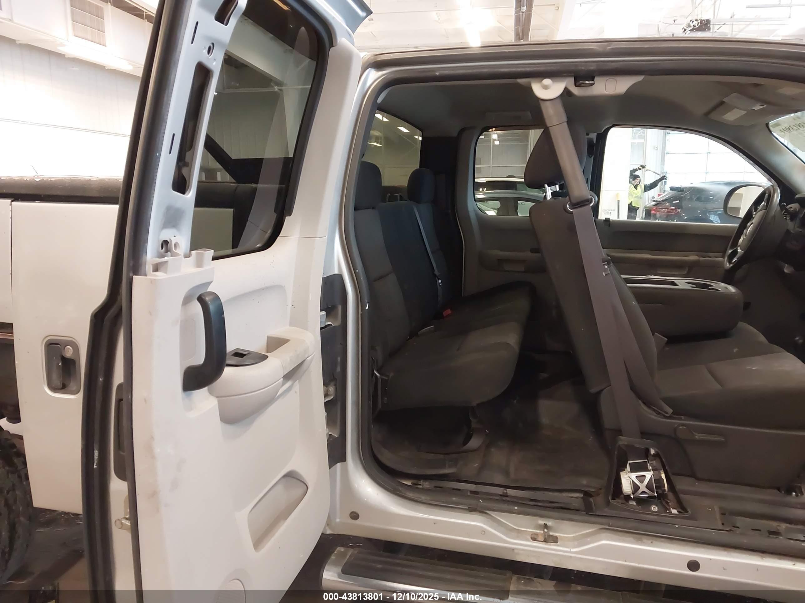CHEVROLET SILVERADO image 8