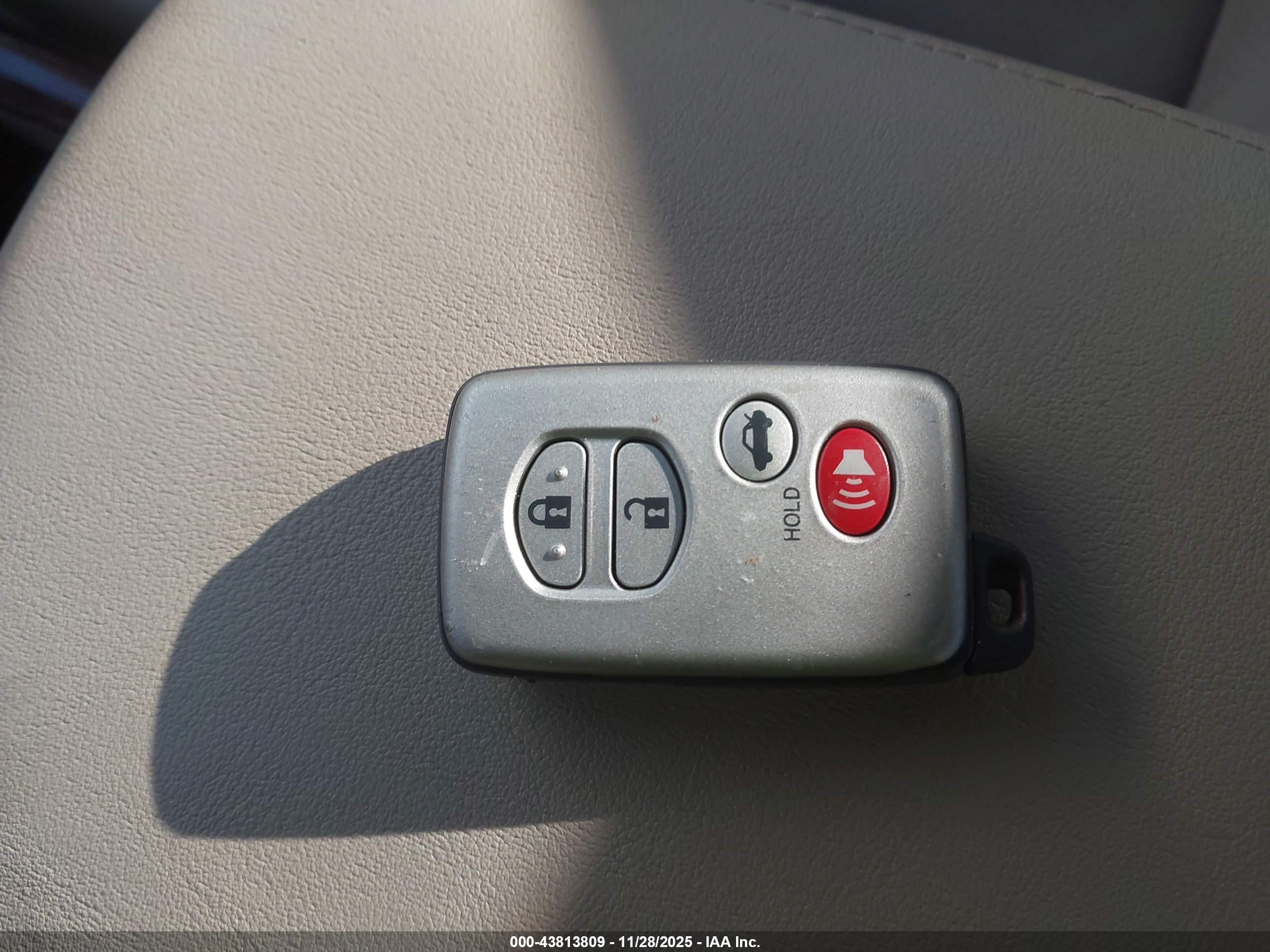 TOYOTA AVALON image 11