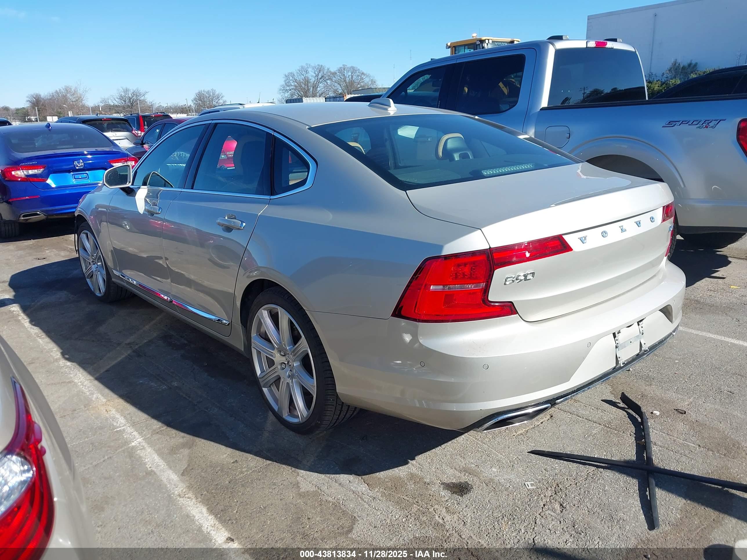VOLVO S90 image 3