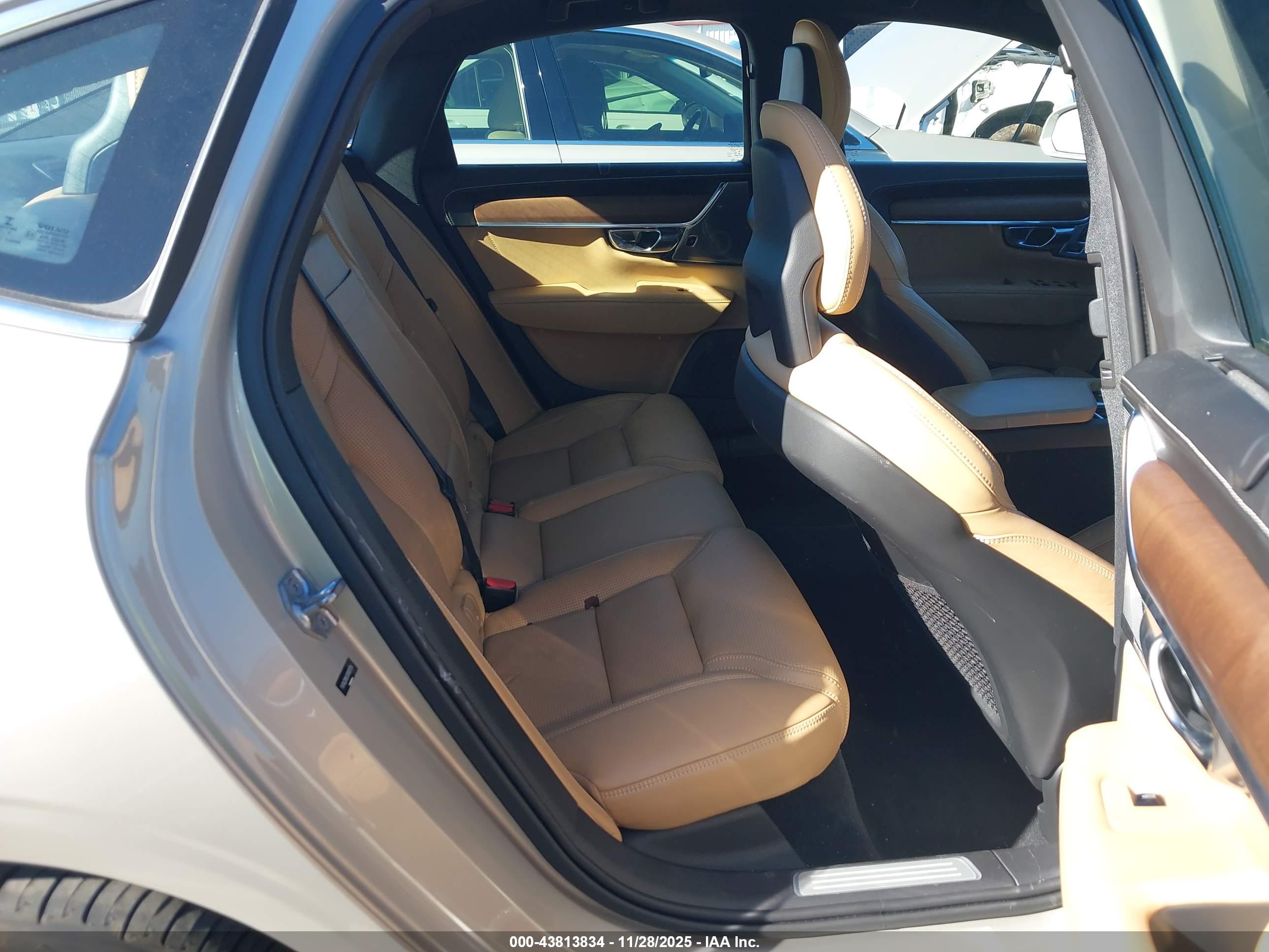 VOLVO S90 image 8