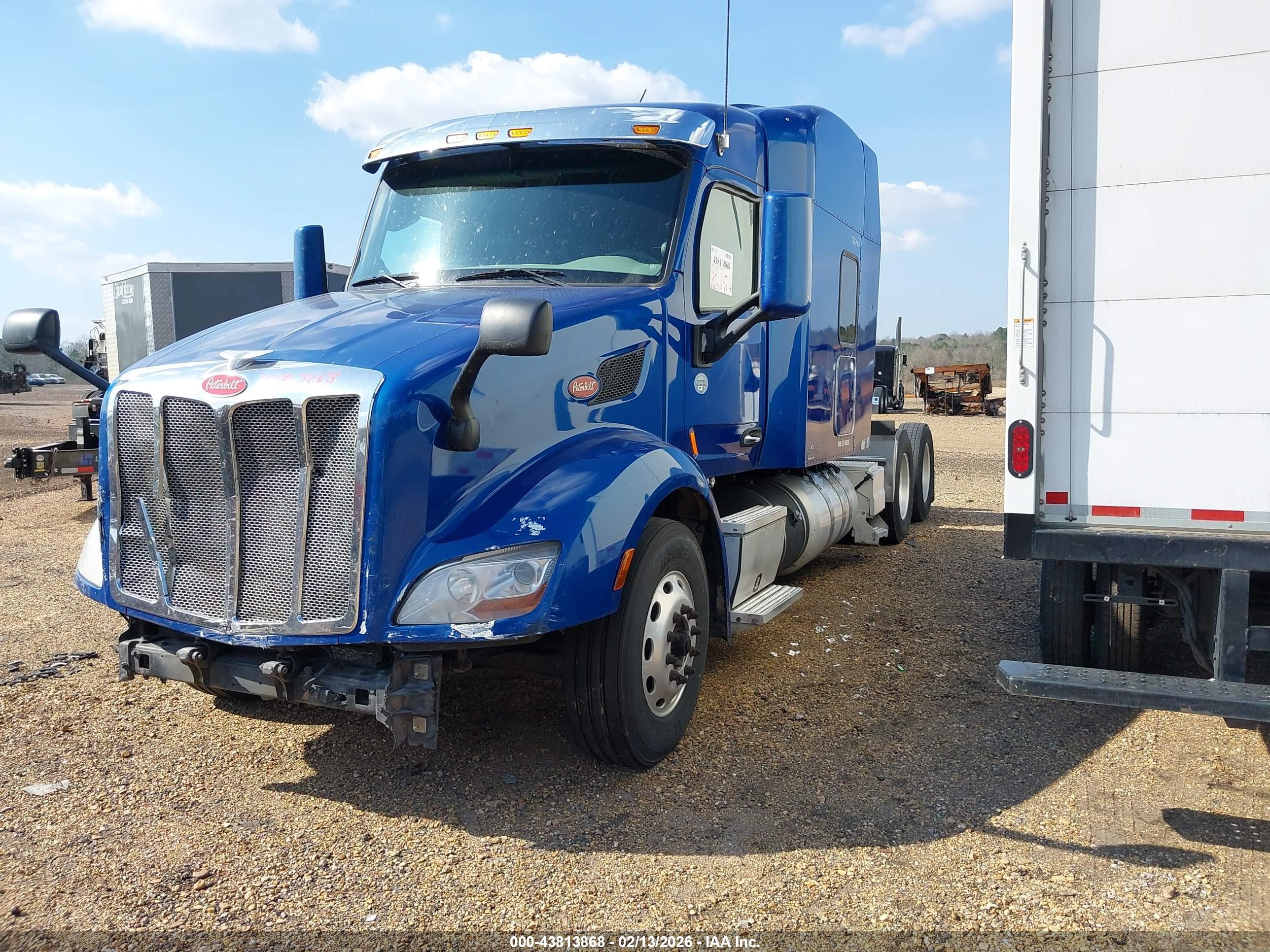 PETERBILT 579 image 2