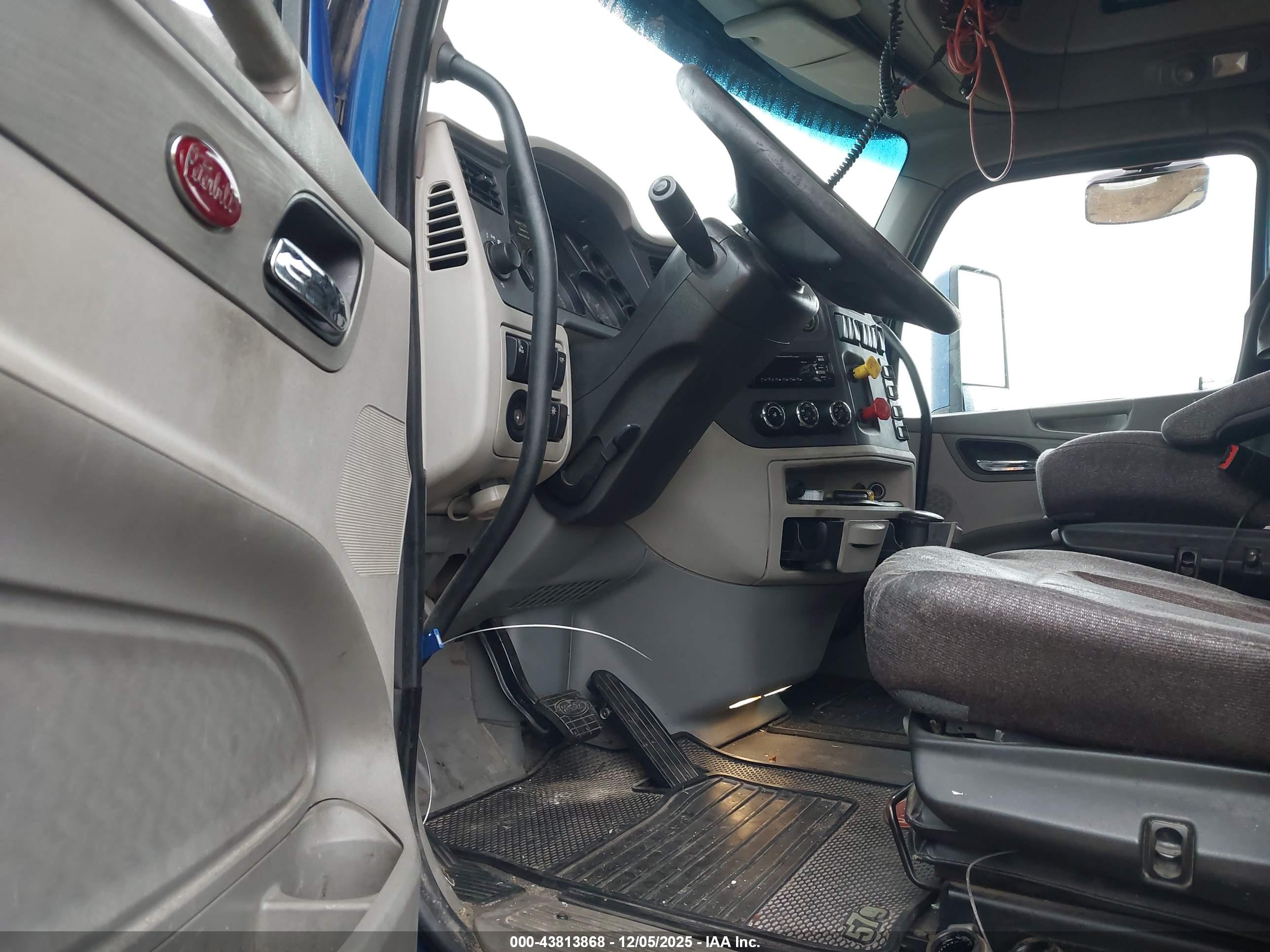 PETERBILT 579 image 8