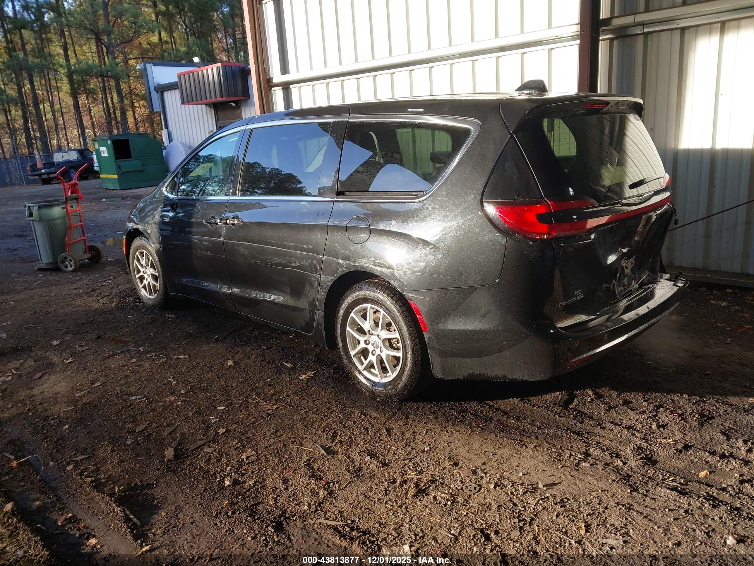 CHRYSLER PACIFICA image 3