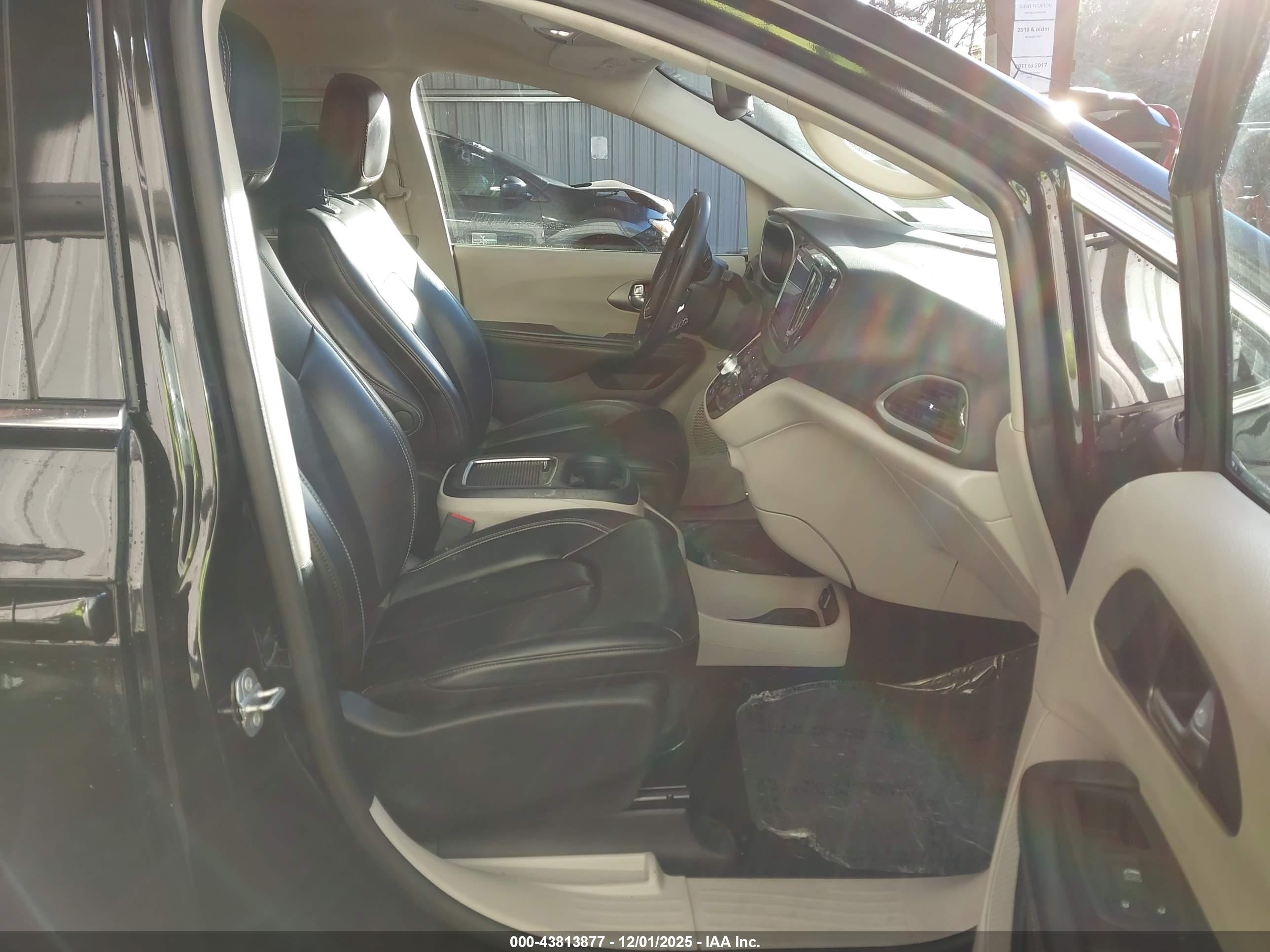 CHRYSLER PACIFICA image 5