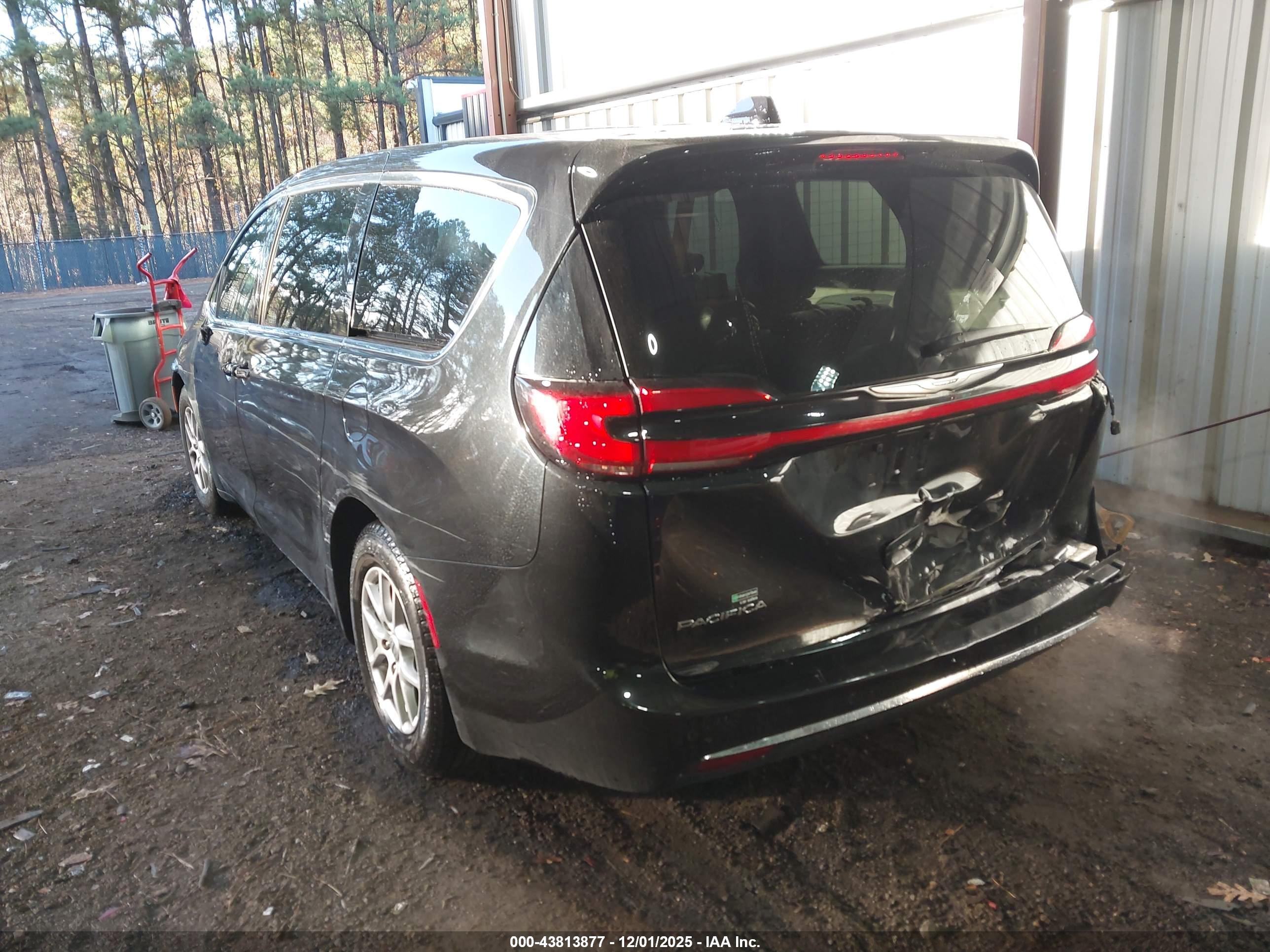 CHRYSLER PACIFICA image 6