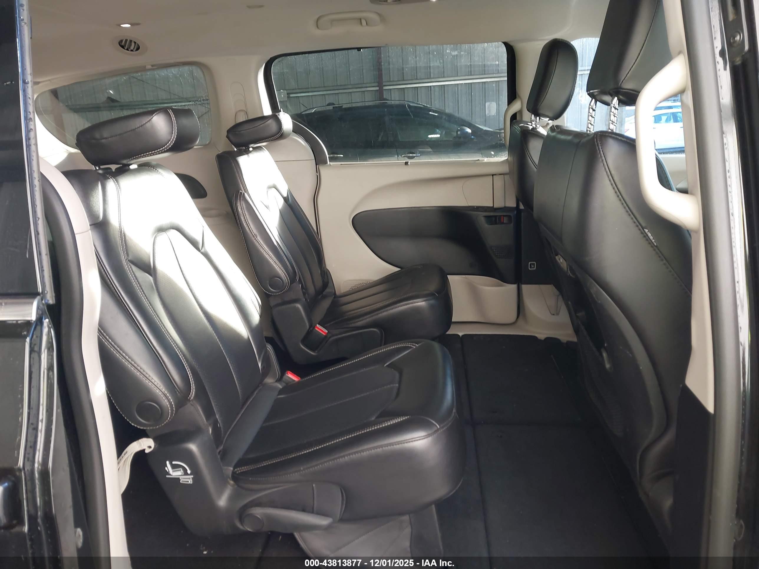 CHRYSLER PACIFICA image 8