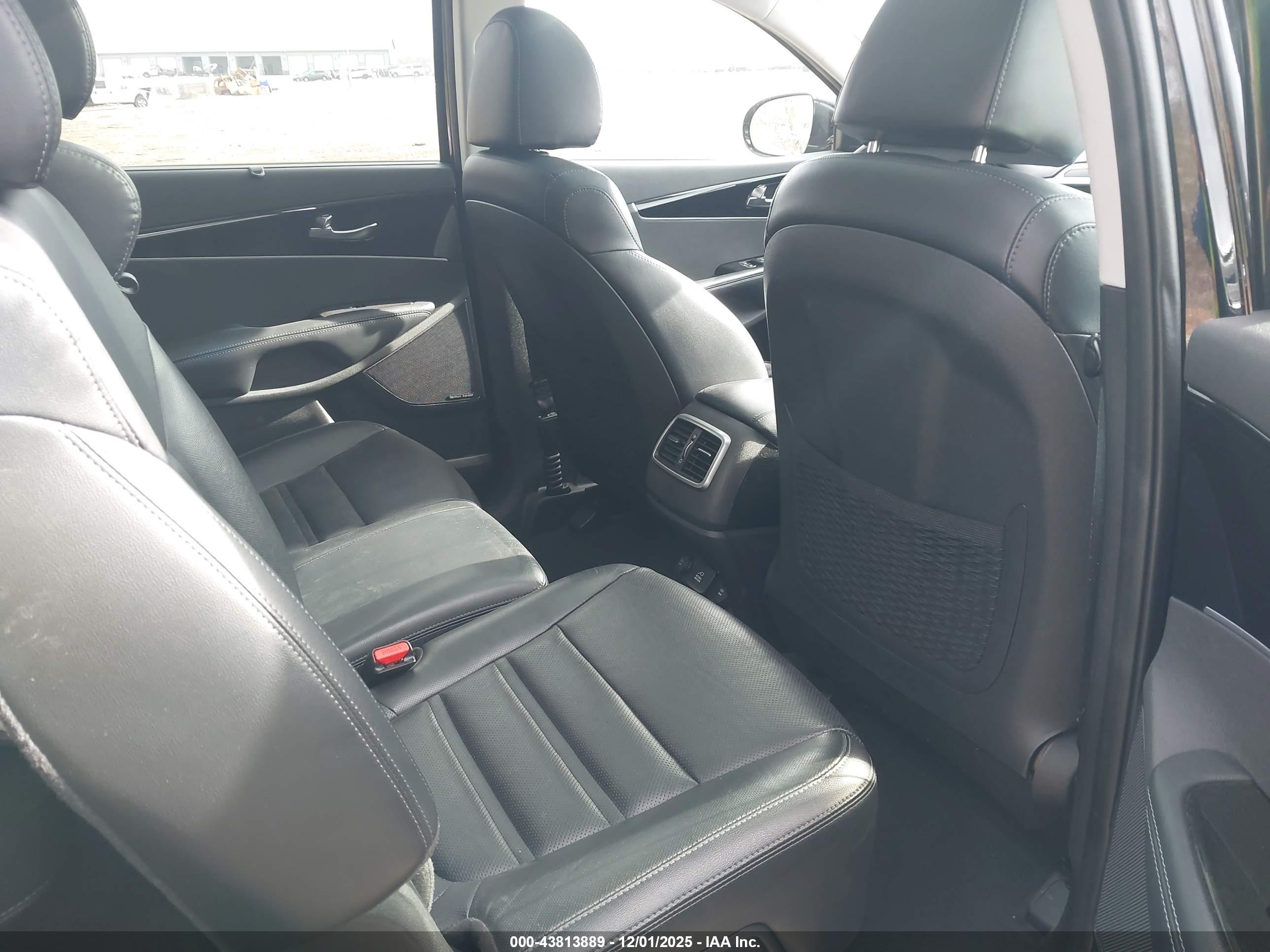 KIA SORENTO image 8