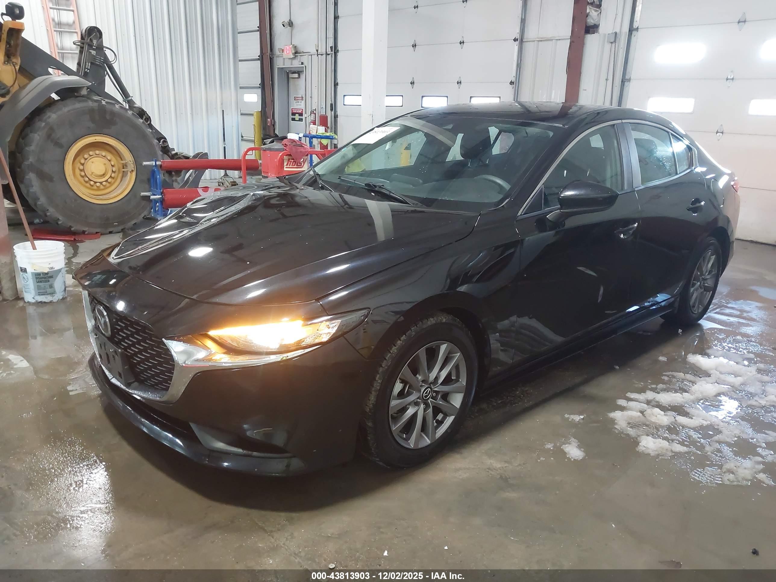 MAZDA MAZDA3 image 2