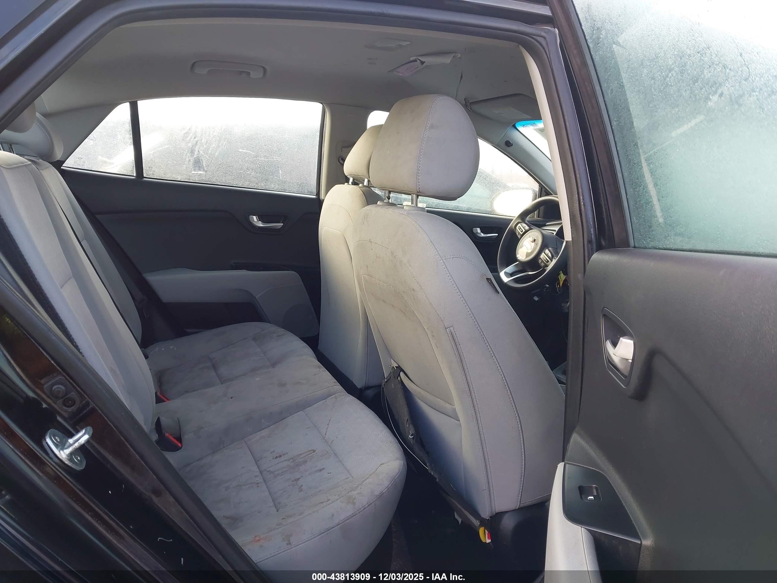 KIA RIO image 8
