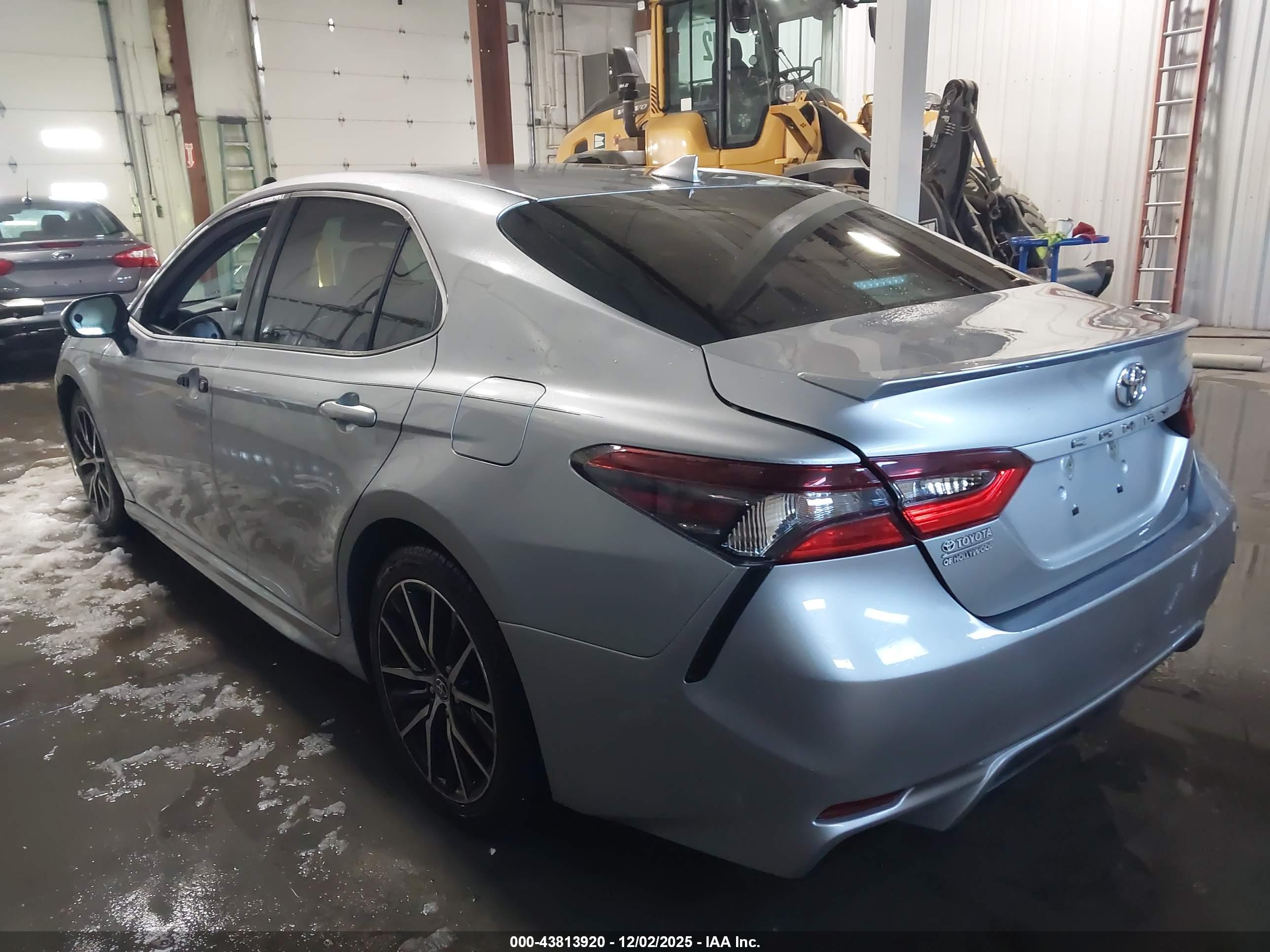 TOYOTA CAMRY image 3