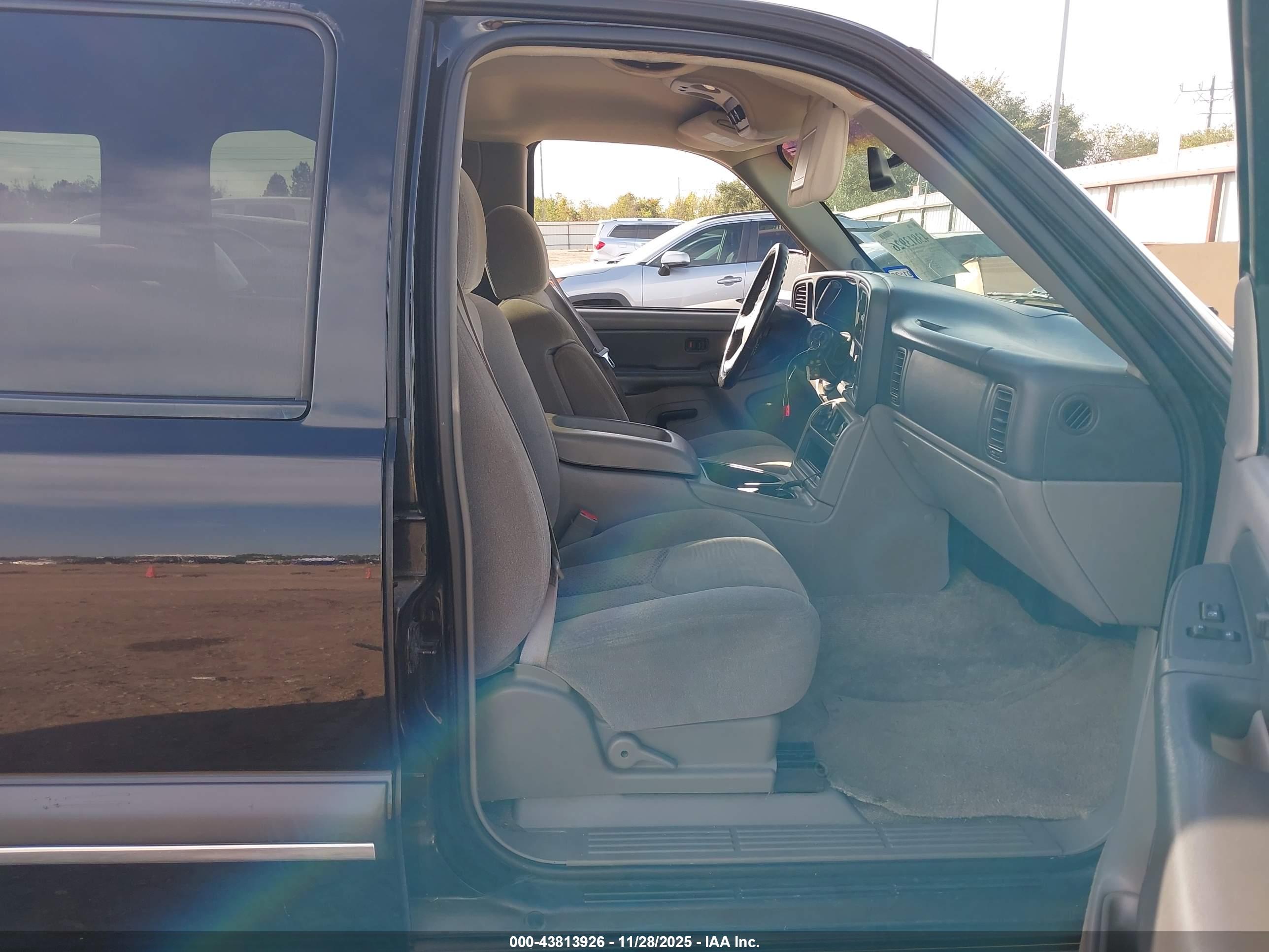 CHEVROLET SUBURBAN image 5