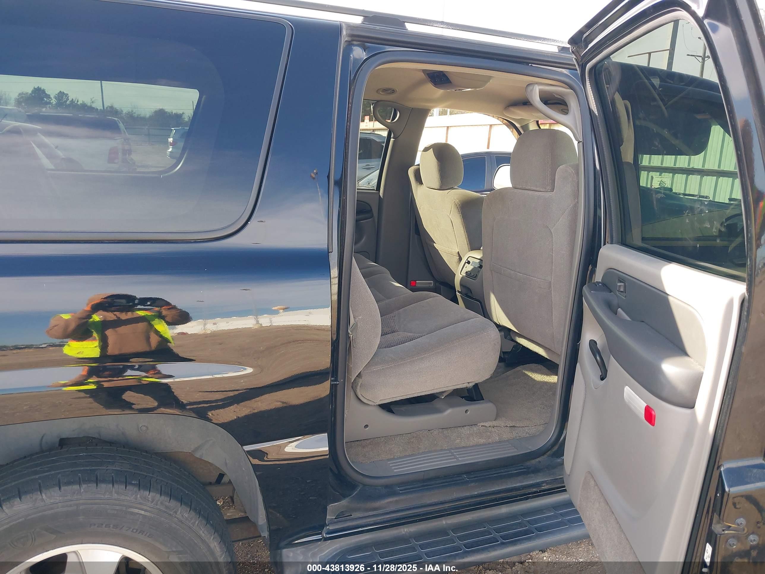 CHEVROLET SUBURBAN image 8
