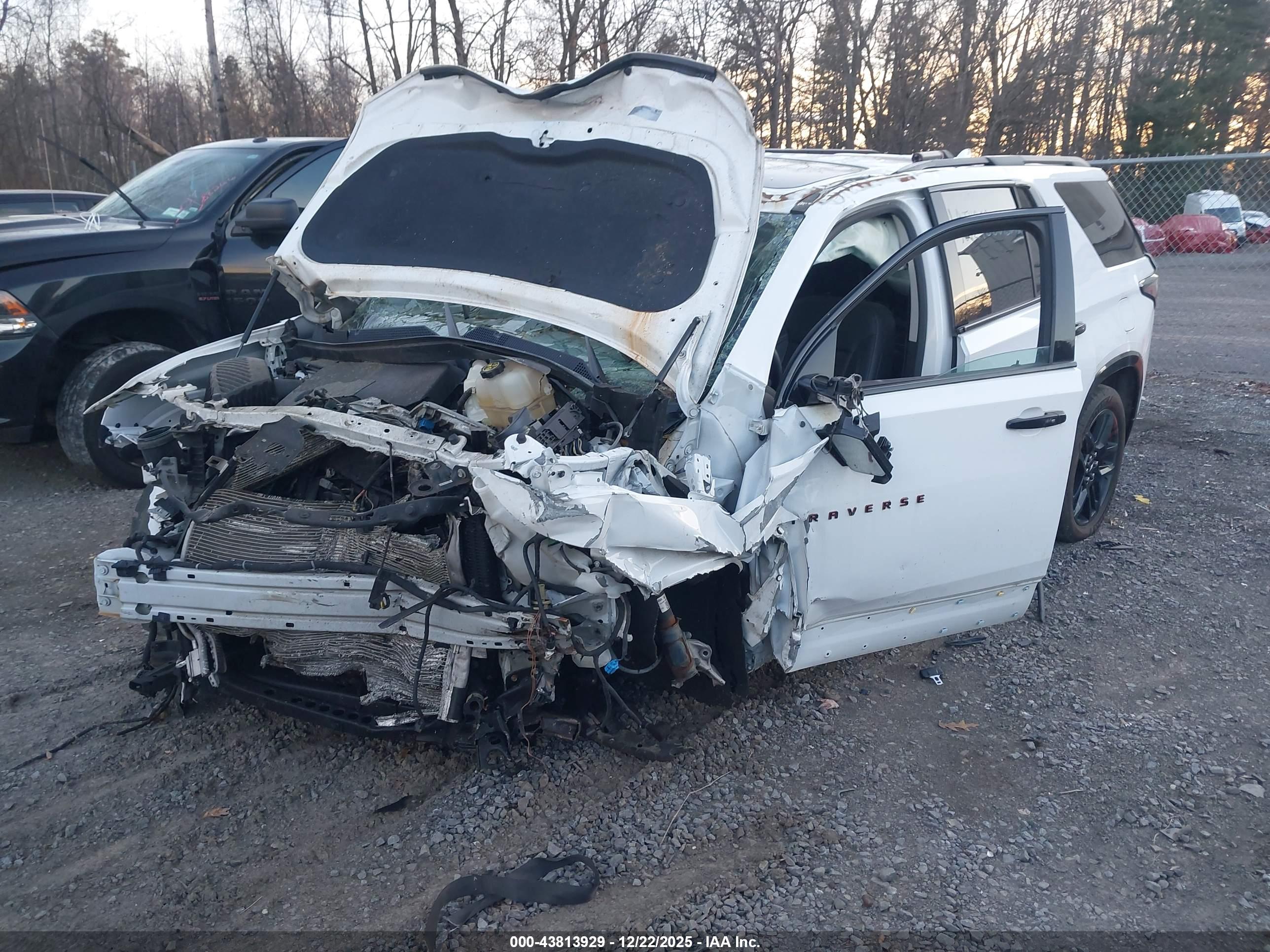 CHEVROLET TRAVERSE image 2
