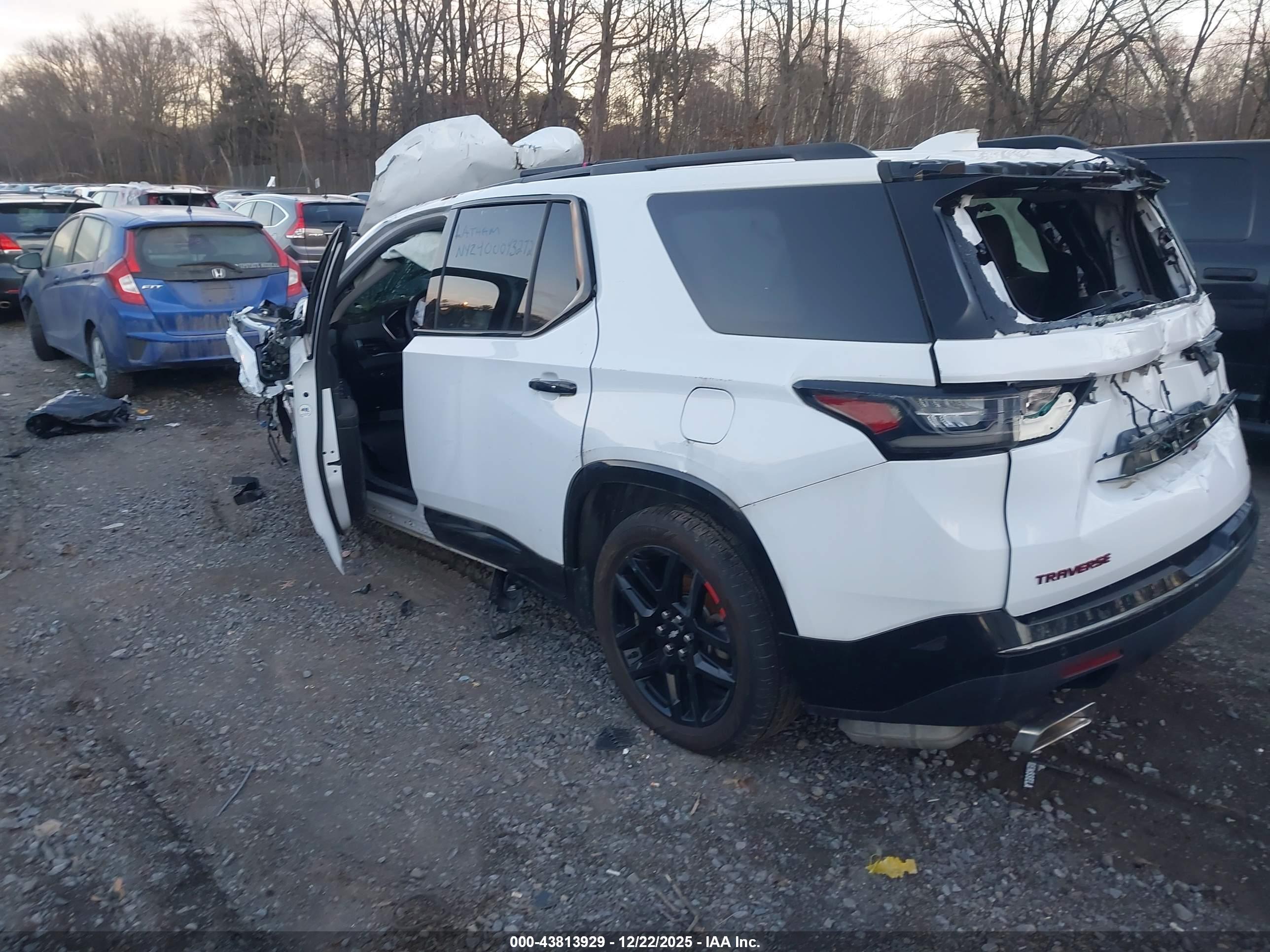 CHEVROLET TRAVERSE image 3