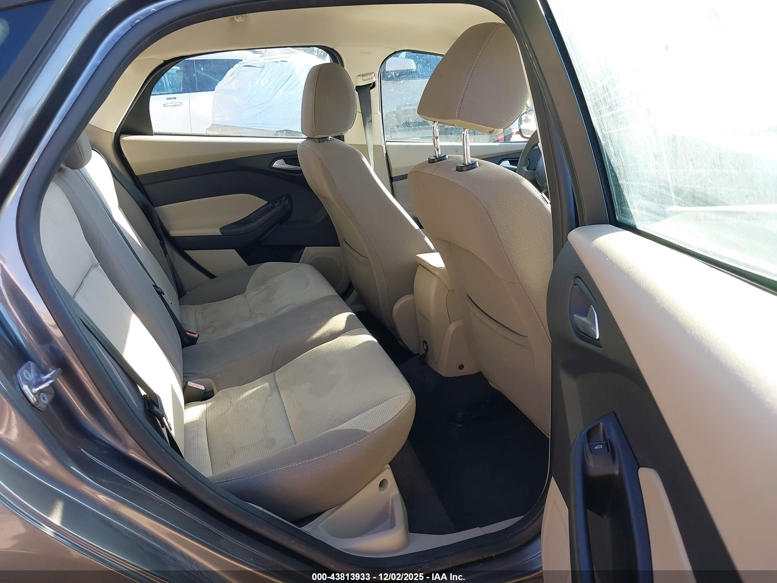 FORD FOCUS image 8