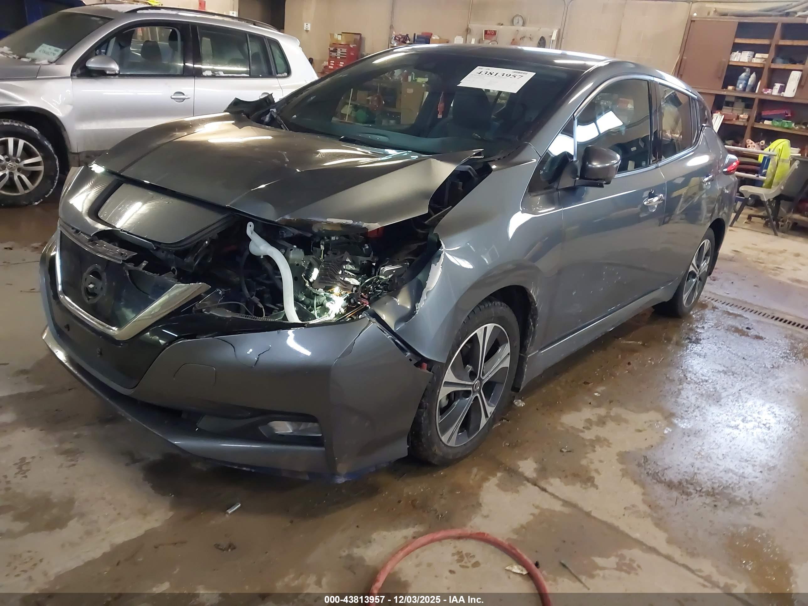 NISSAN LEAF image 2