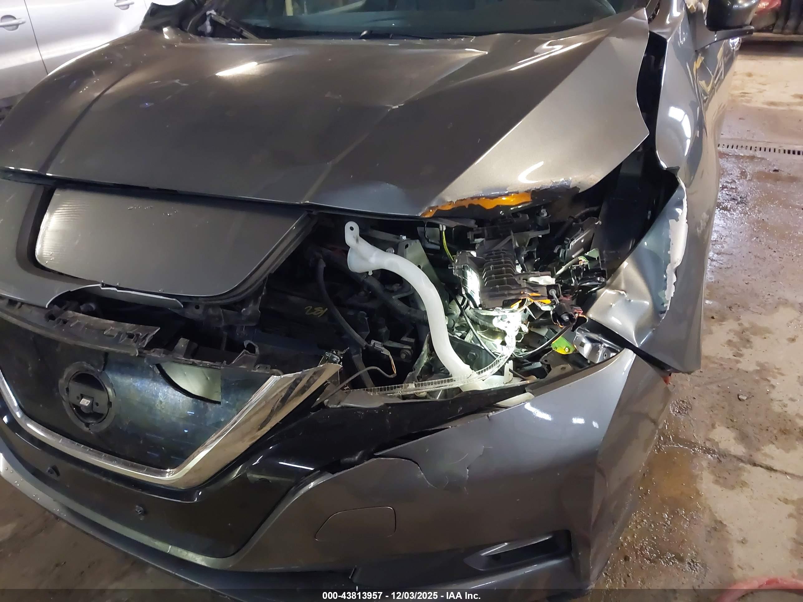 NISSAN LEAF image 6