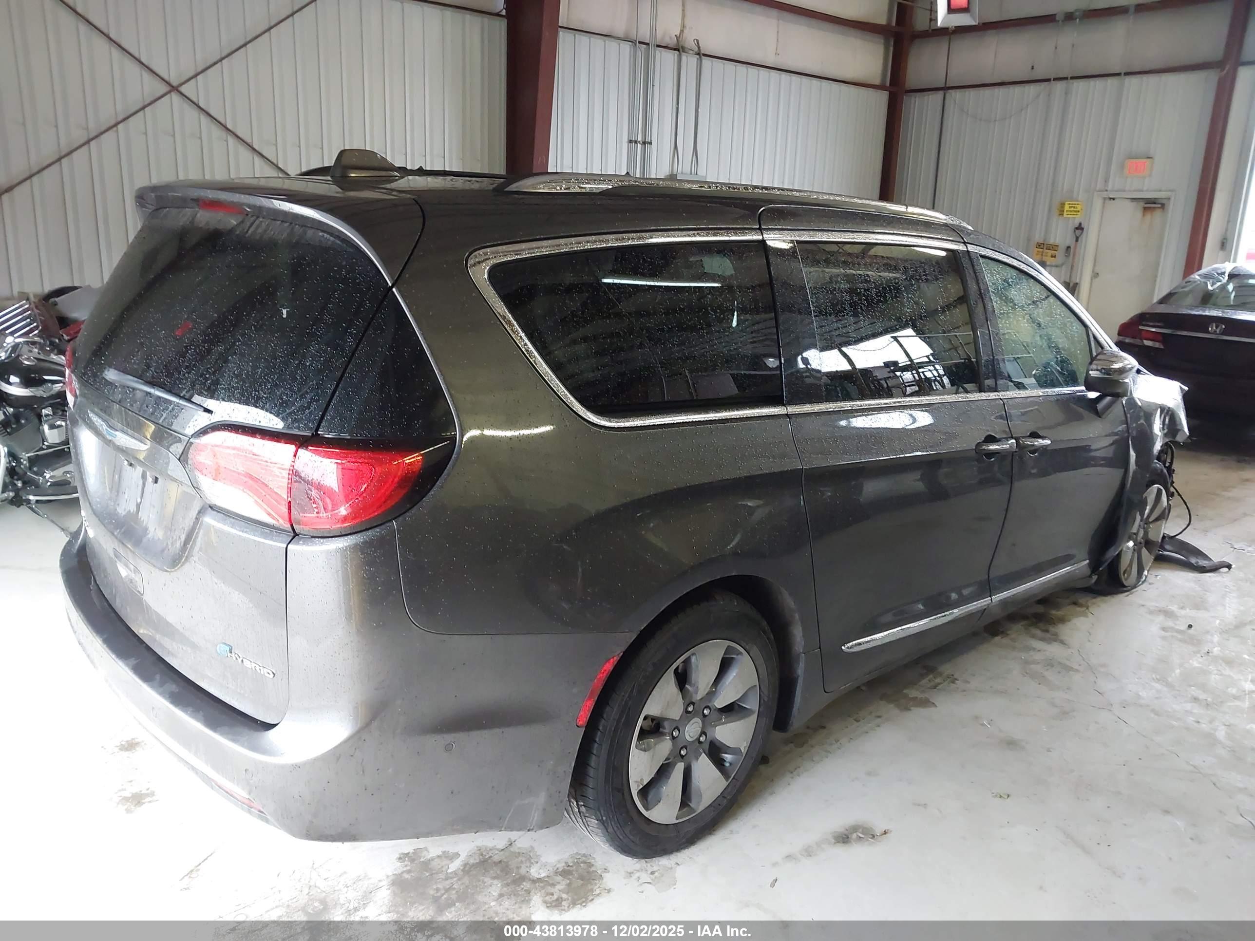 CHRYSLER PACIFICA image 4