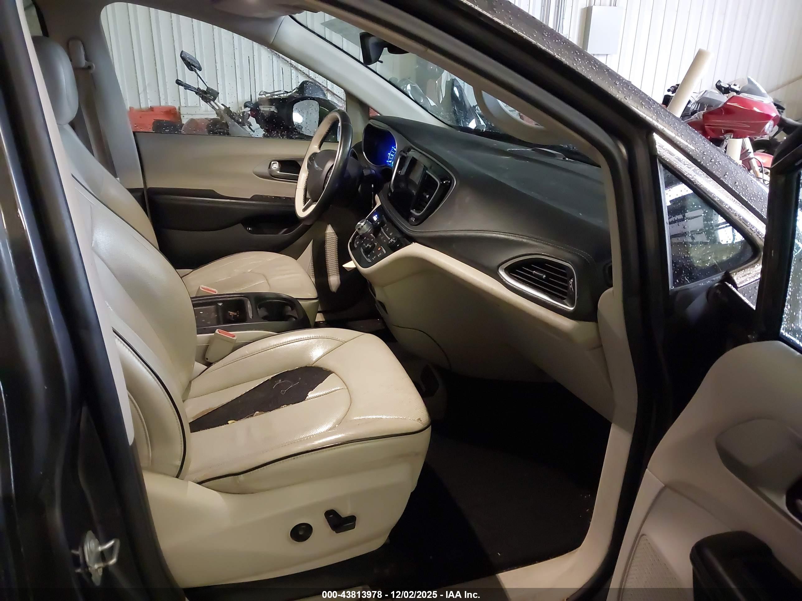 CHRYSLER PACIFICA image 5