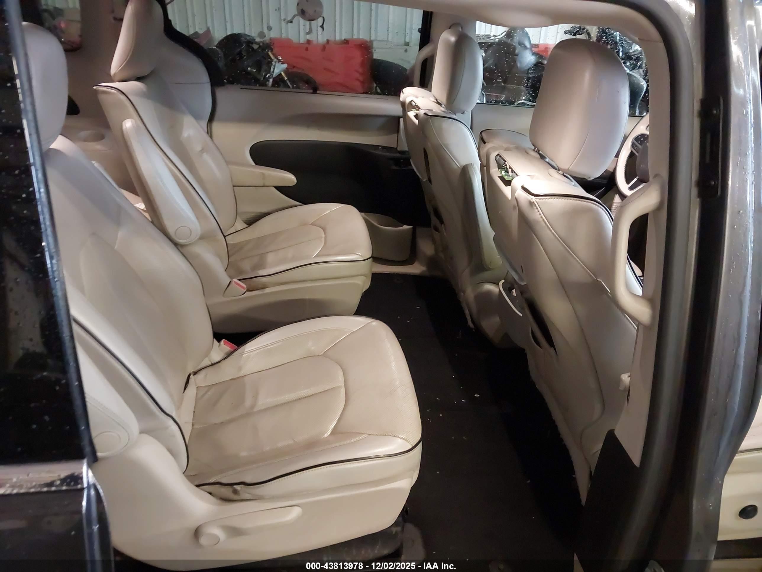 CHRYSLER PACIFICA image 8