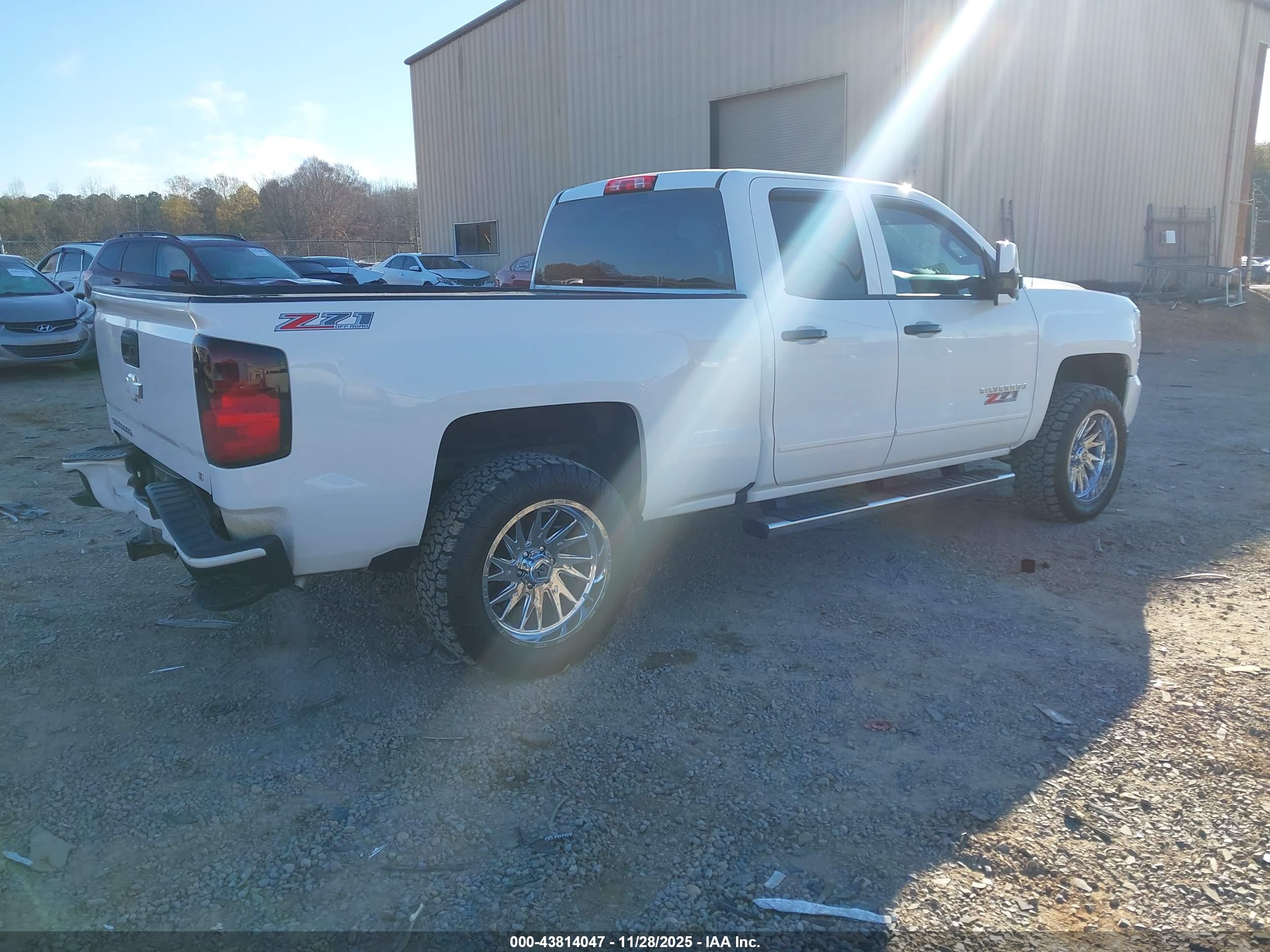 CHEVROLET SILVERADO image 4