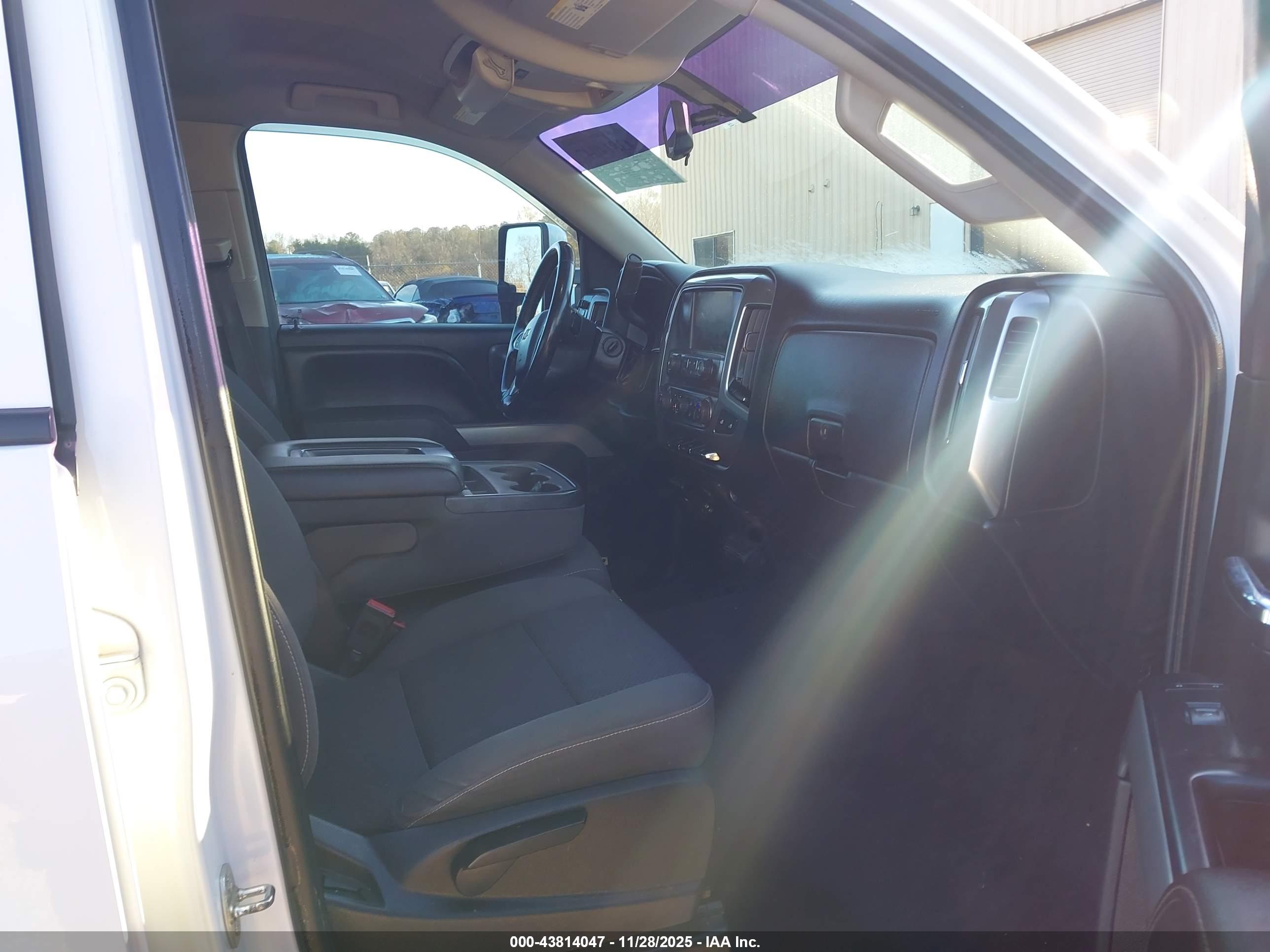 CHEVROLET SILVERADO image 5