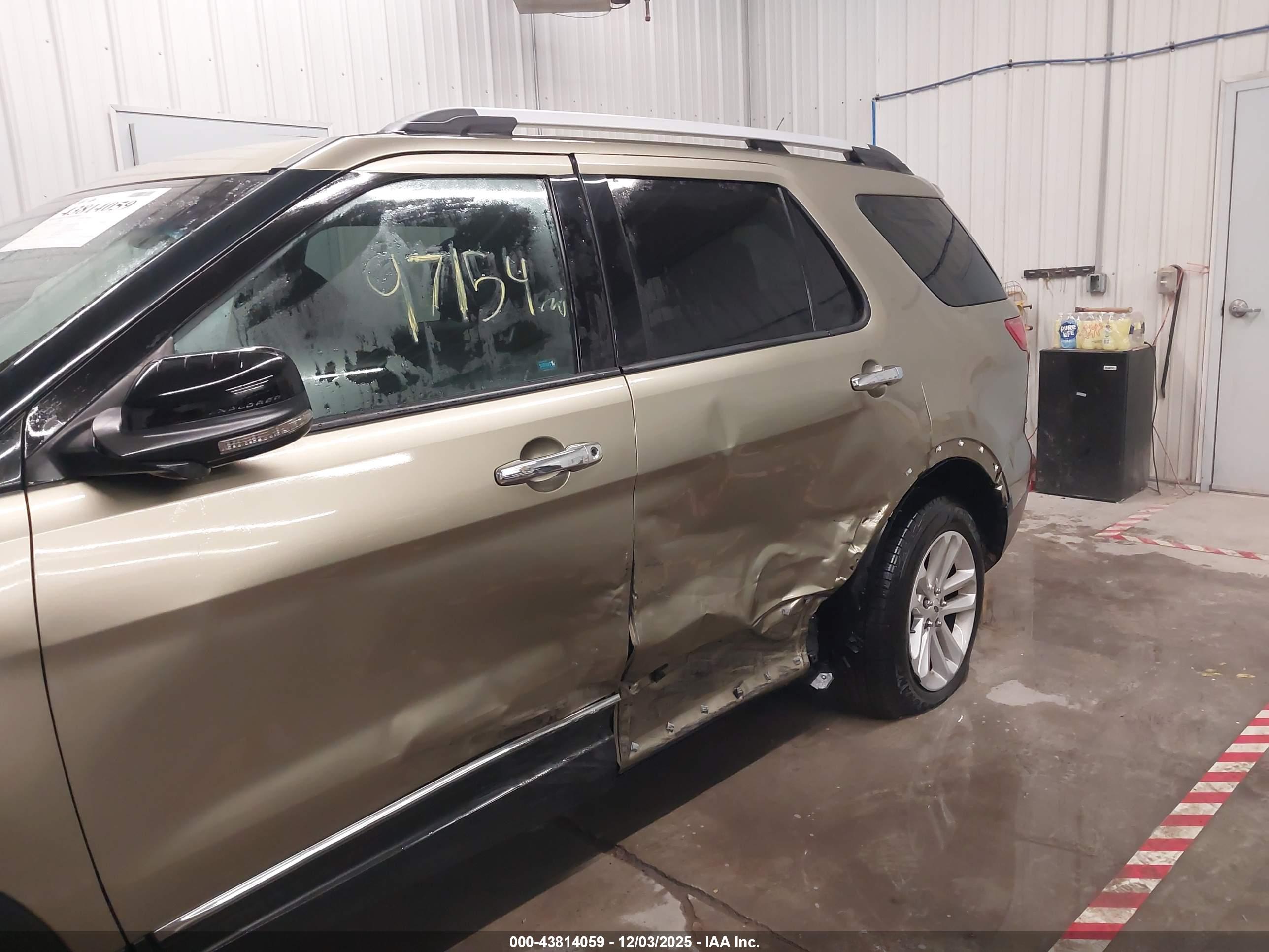 FORD EXPLORER image 6